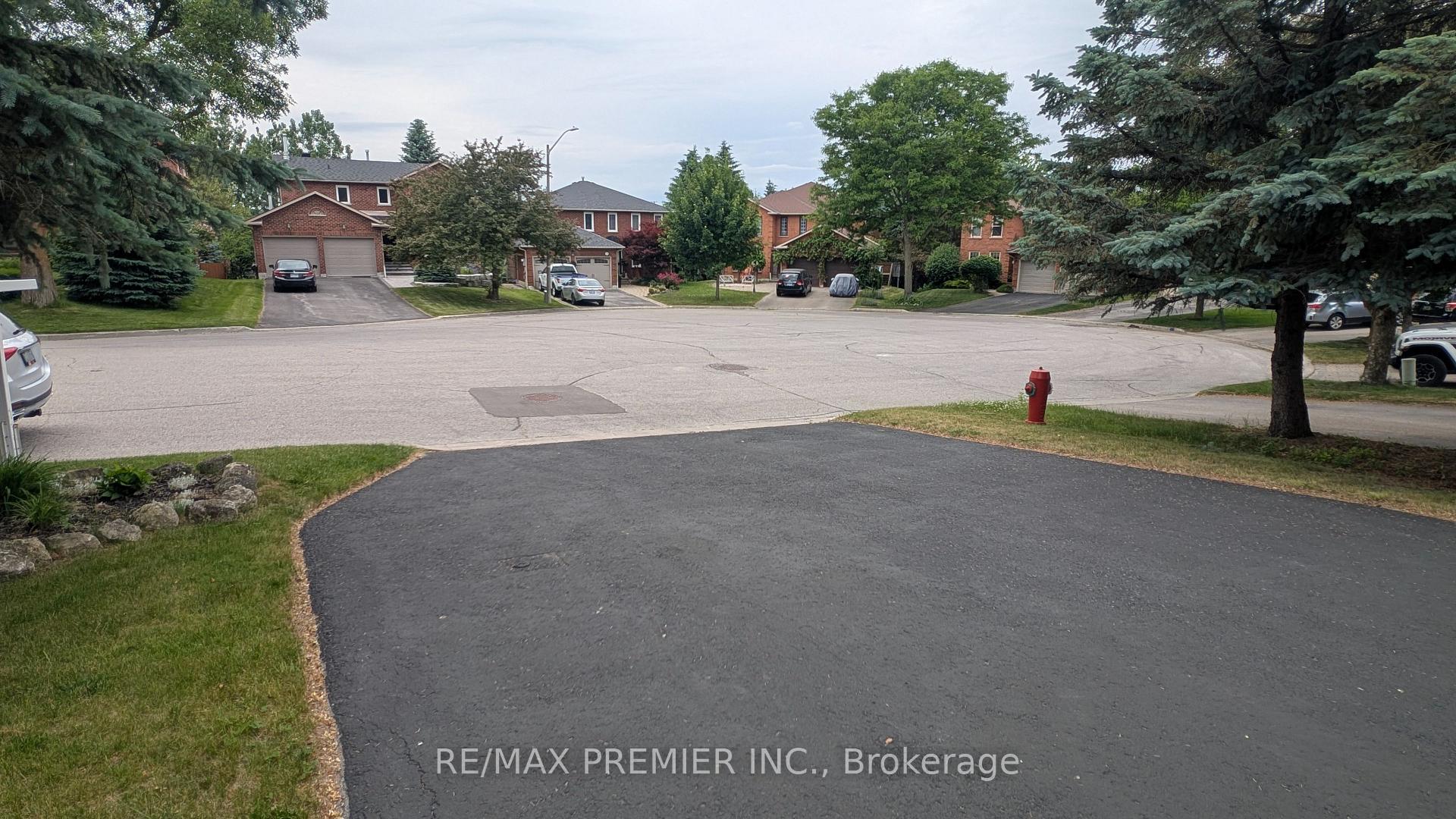 Photo 3 of 74 Attridge Drive, Aurora, Aurora Village — HOMEH
