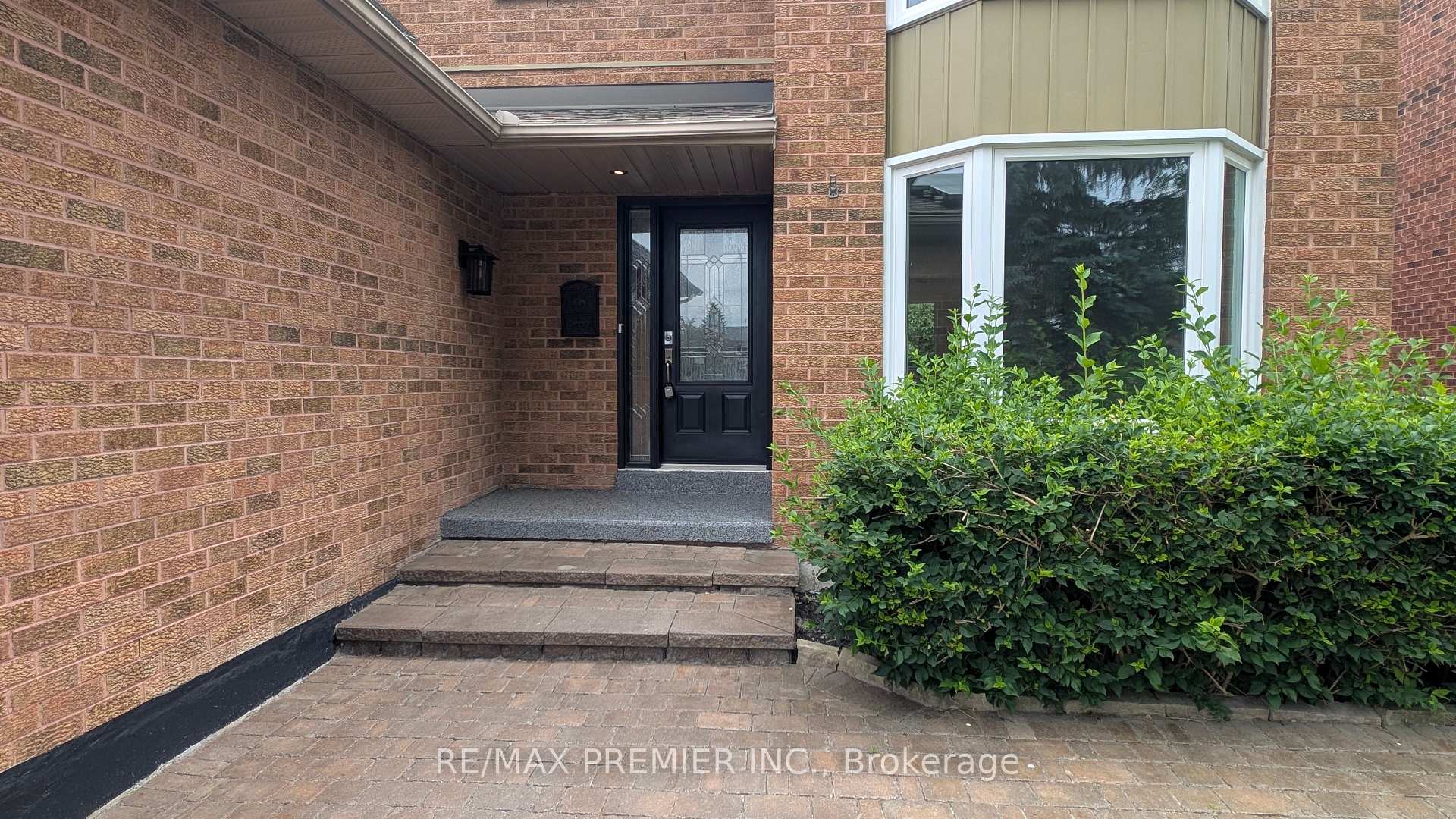Photo 6 of 74 Attridge Drive, Aurora, Aurora Village — HOMEH