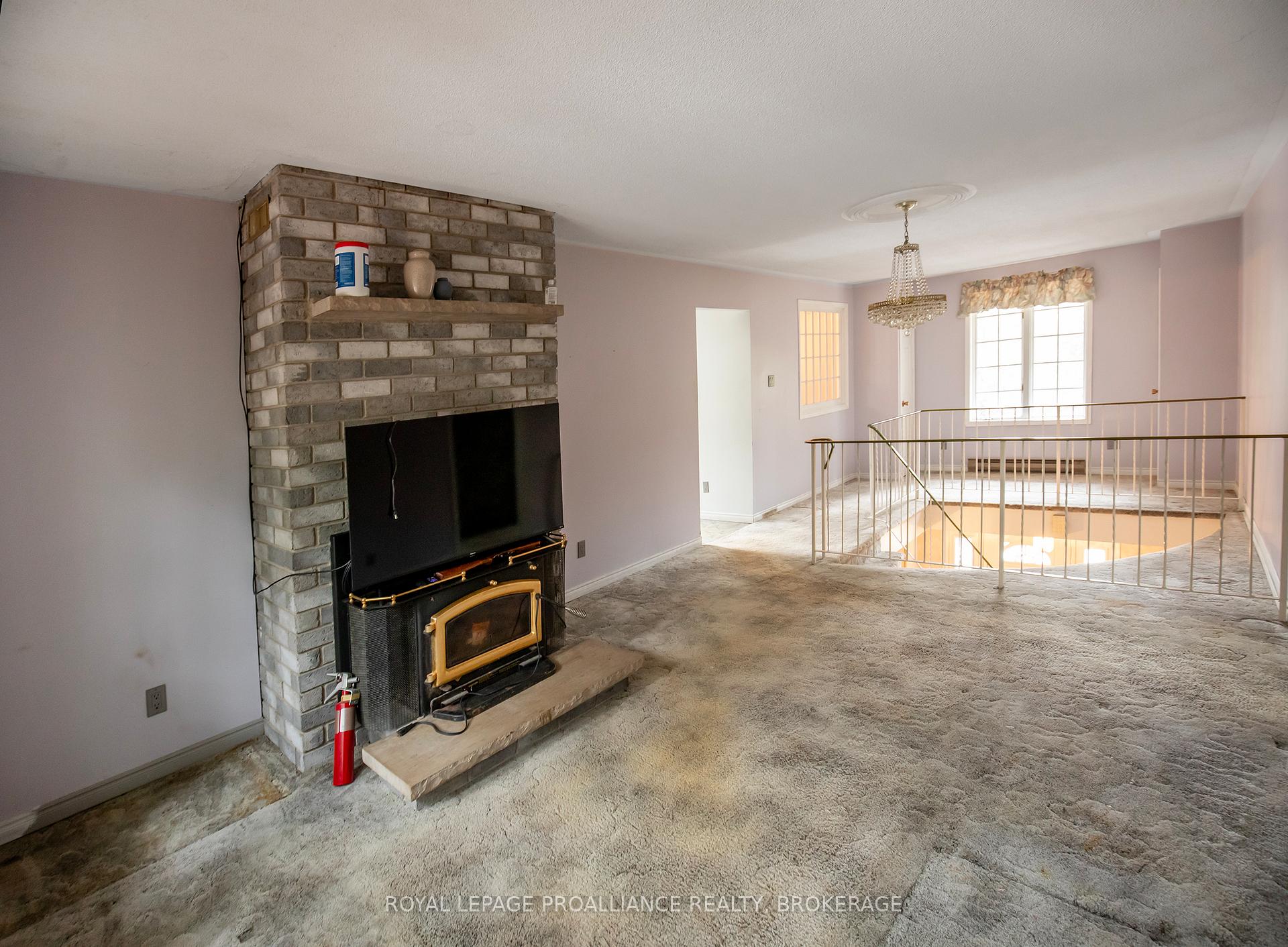 Photo 3 of 1067 Cedarwoods Drive, Frontenac, Frontenac South — HOMEH