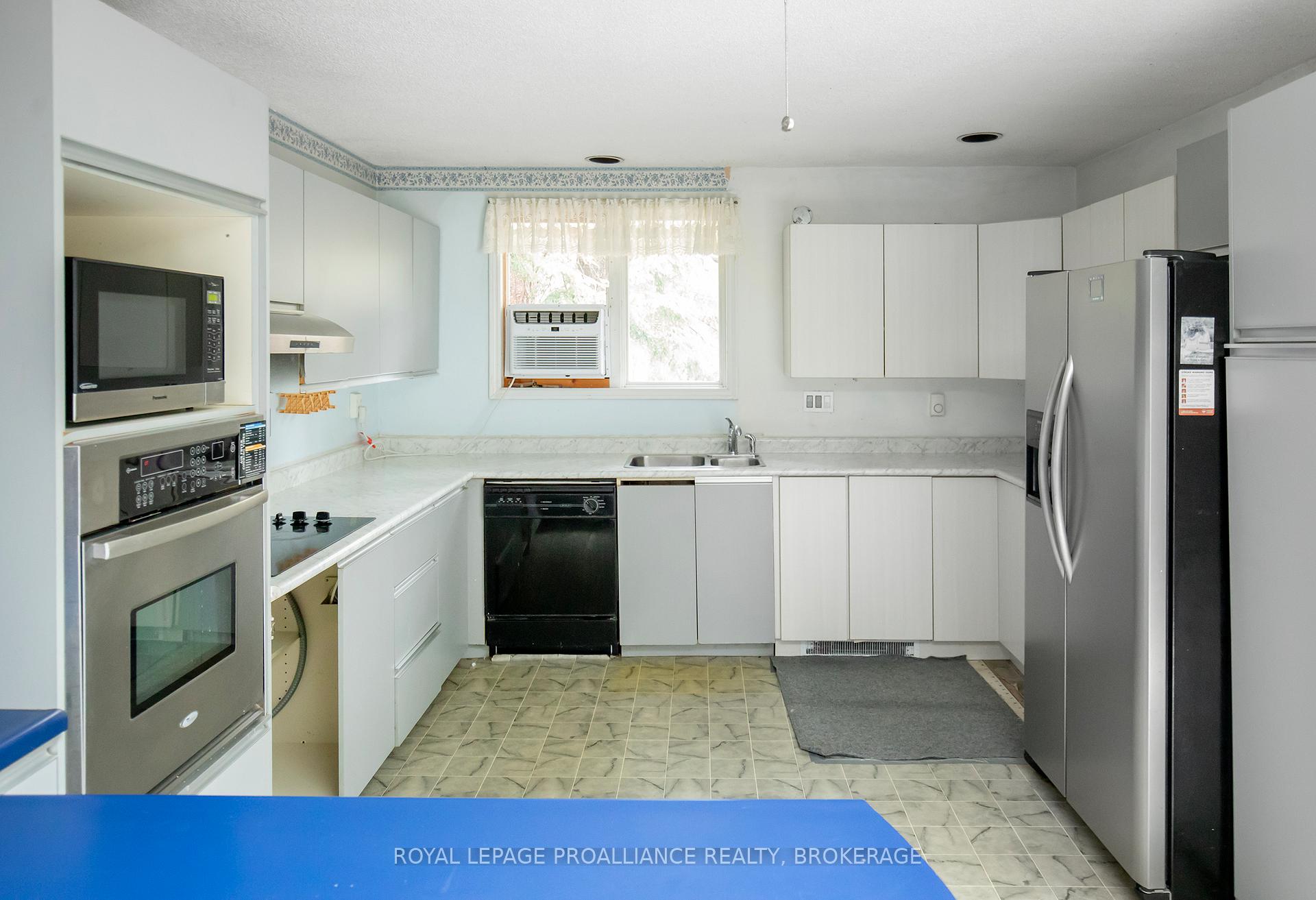 Photo 5 of 1067 Cedarwoods Drive, Frontenac, Frontenac South — HOMEH
