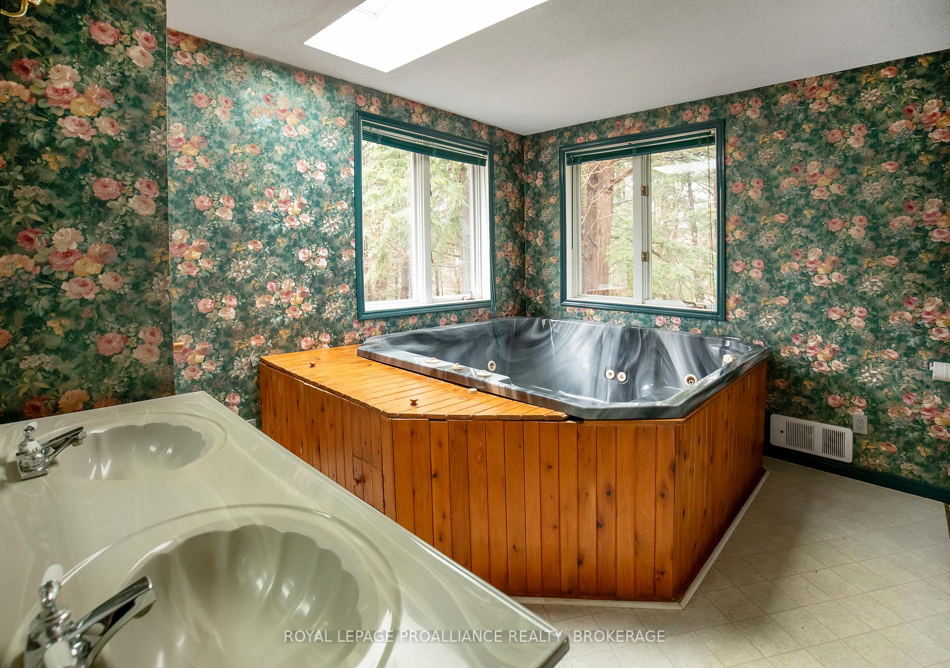 Photo 10 of 1067 Cedarwoods Drive, Frontenac, Frontenac South — HOMEH