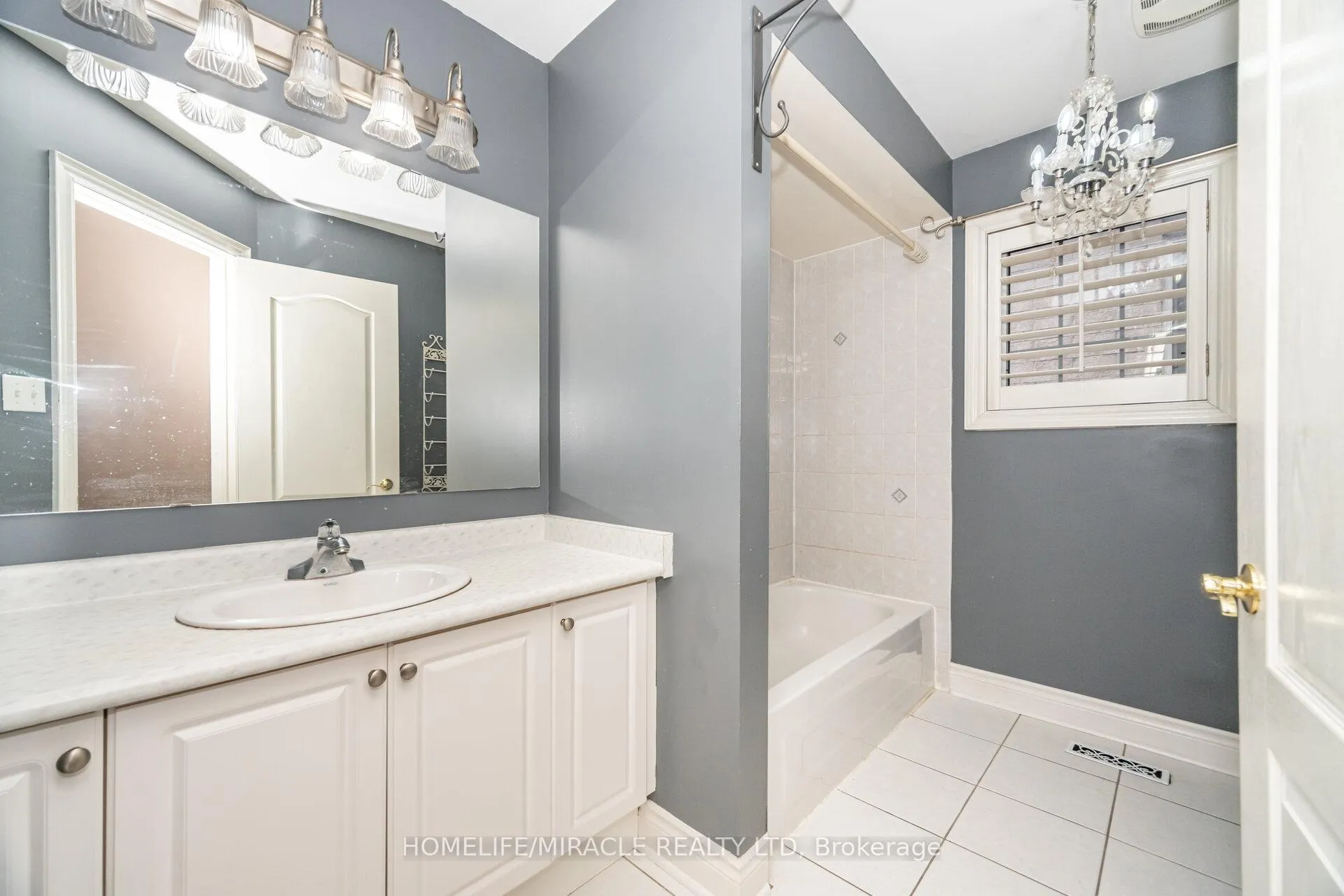 Photo 36 of 62 Queen Mary Drive, Brampton, Fletcher's Meadow — HOMEH