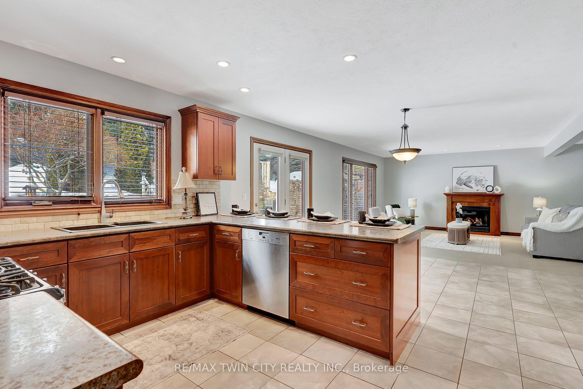 Photo 10 of 67 Cottonwood Crescent, Cambridge — HOMEH