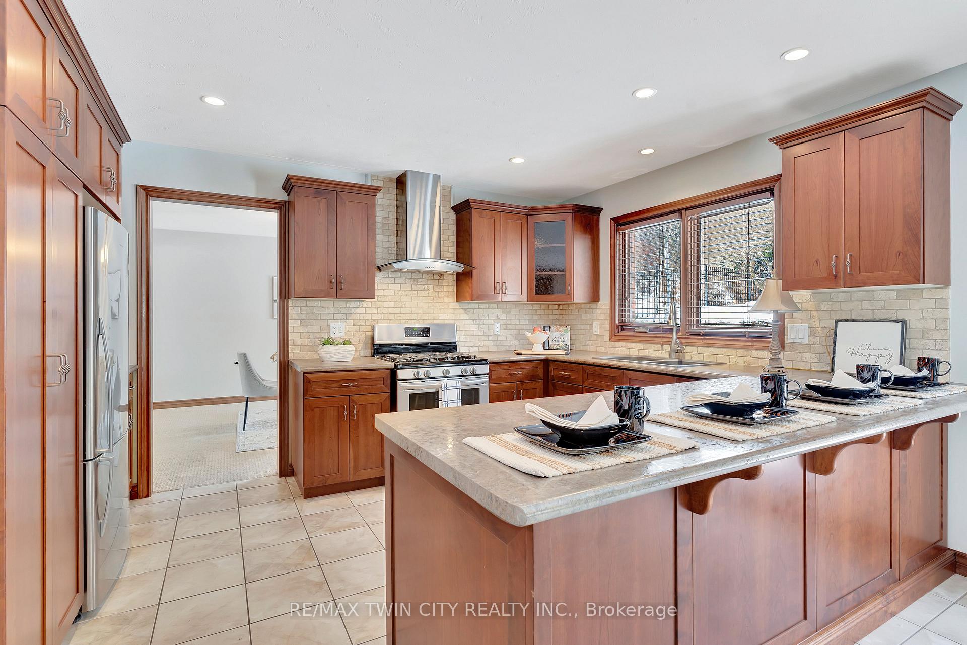 Photo 11 of 67 Cottonwood Crescent, Cambridge — HOMEH