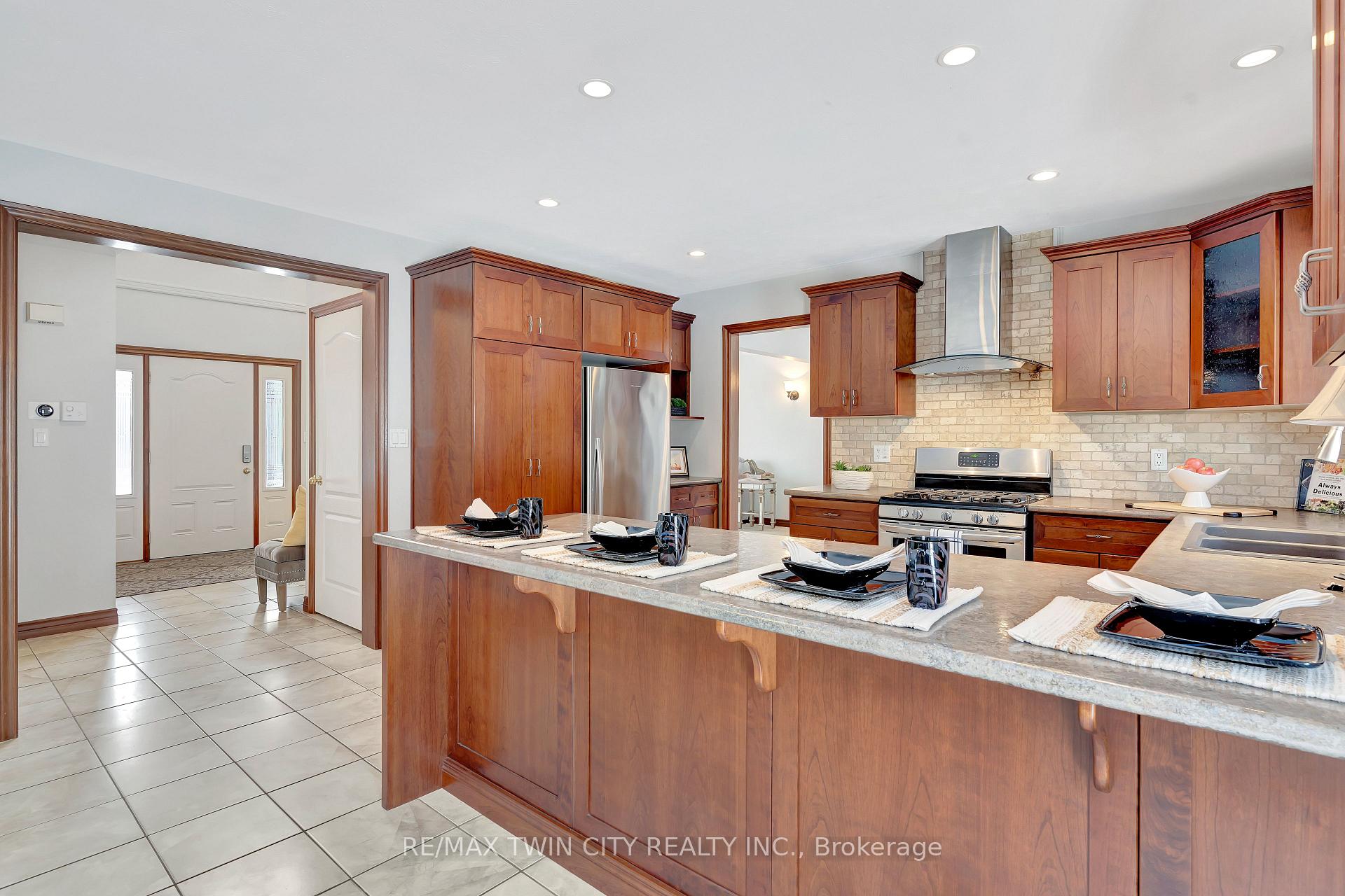 Photo 12 of 67 Cottonwood Crescent, Cambridge — HOMEH