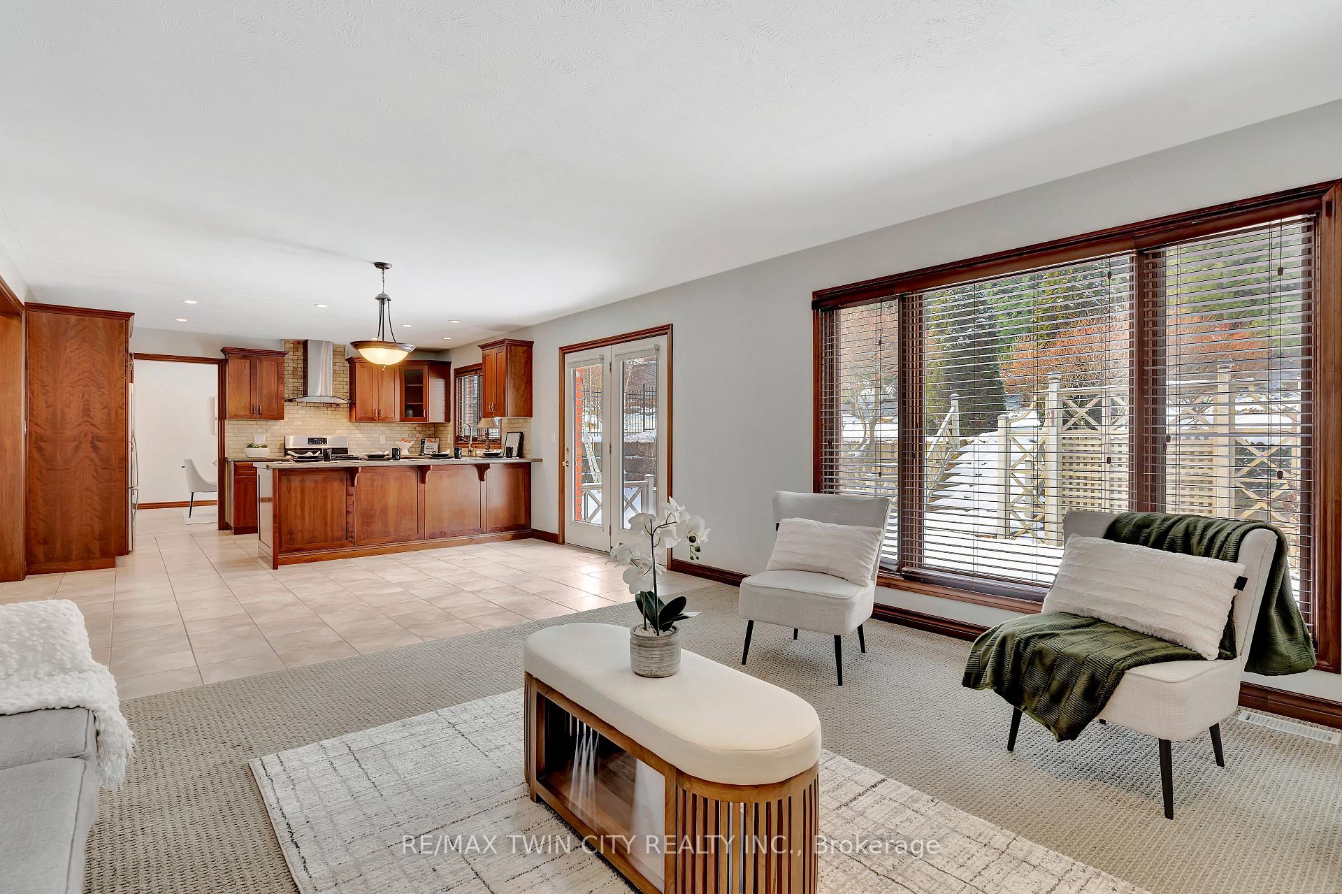 Photo 14 of 67 Cottonwood Crescent, Cambridge — HOMEH