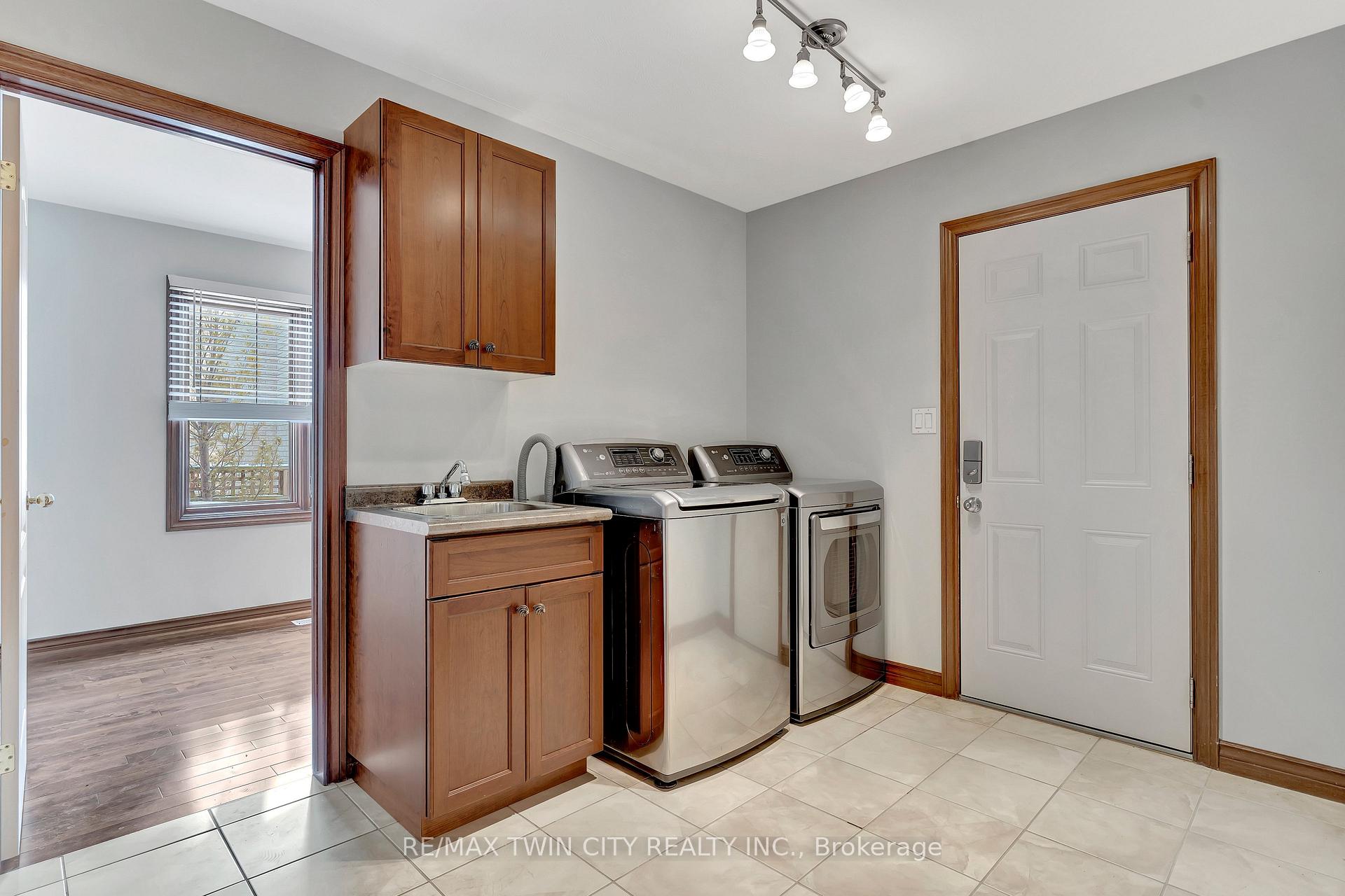 Photo 15 of 67 Cottonwood Crescent, Cambridge — HOMEH