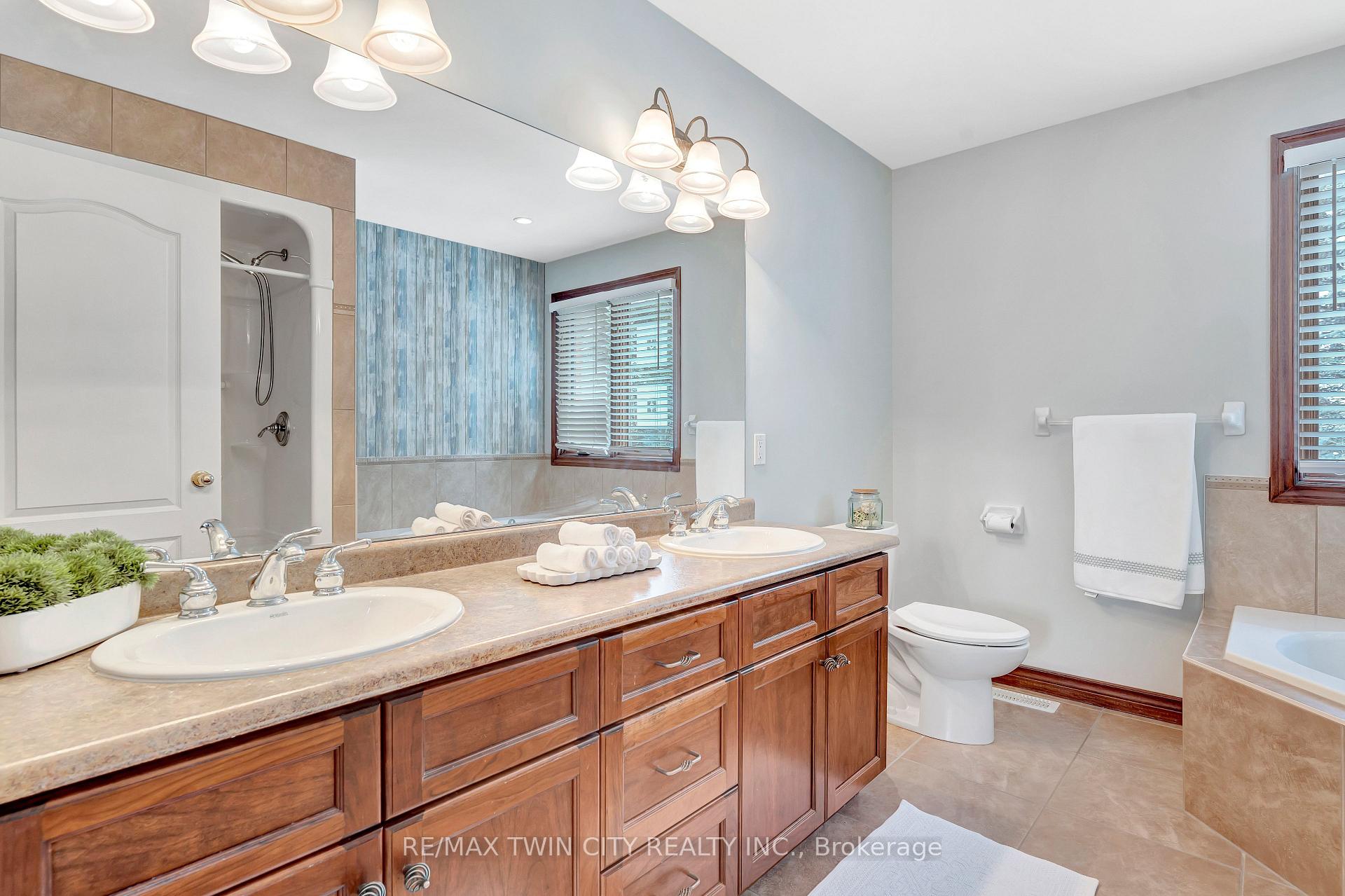 Photo 20 of 67 Cottonwood Crescent, Cambridge — HOMEH