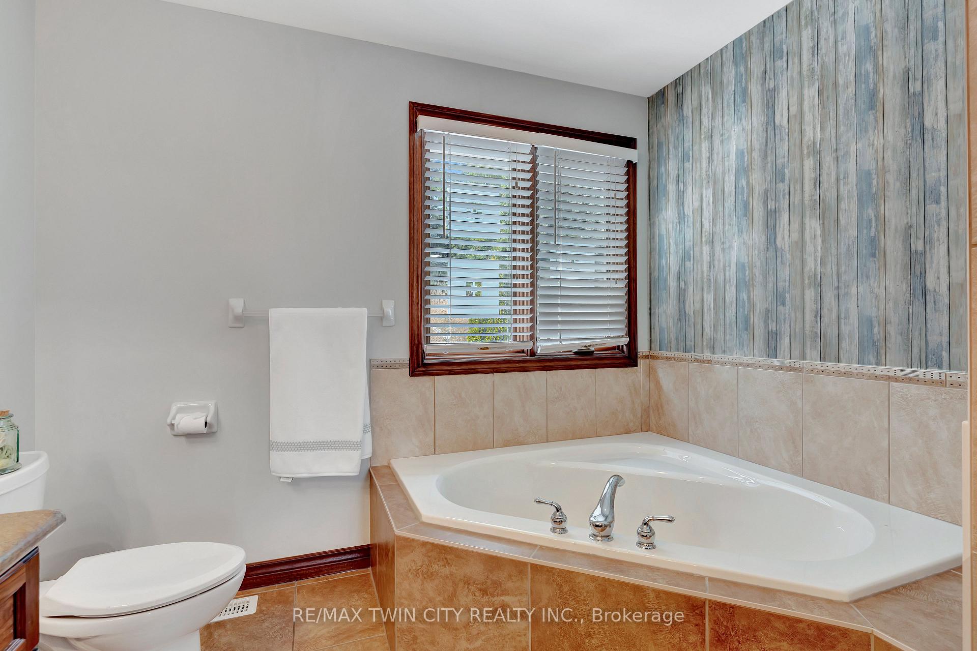Photo 21 of 67 Cottonwood Crescent, Cambridge — HOMEH