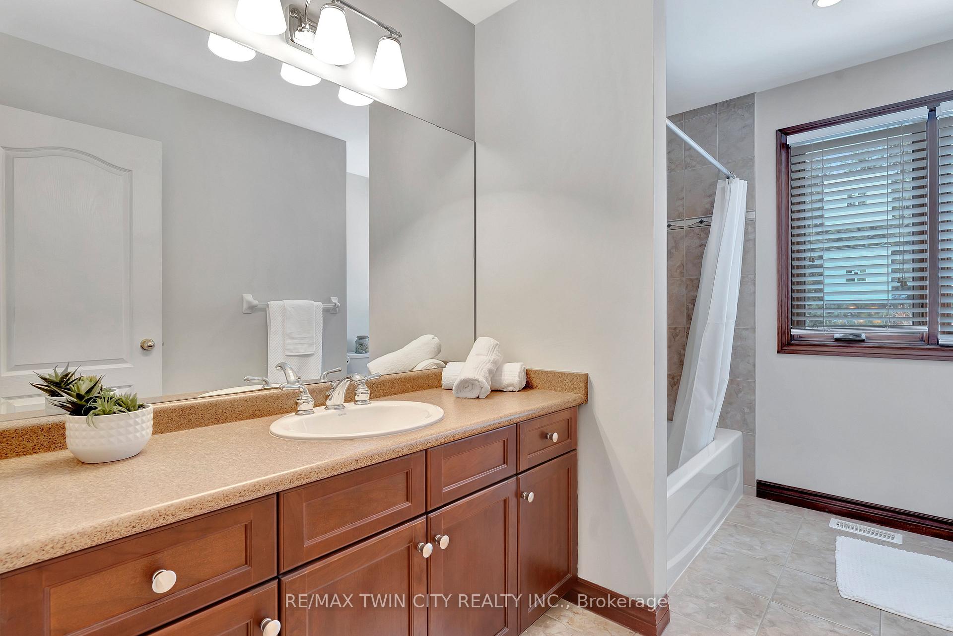 Photo 24 of 67 Cottonwood Crescent, Cambridge — HOMEH