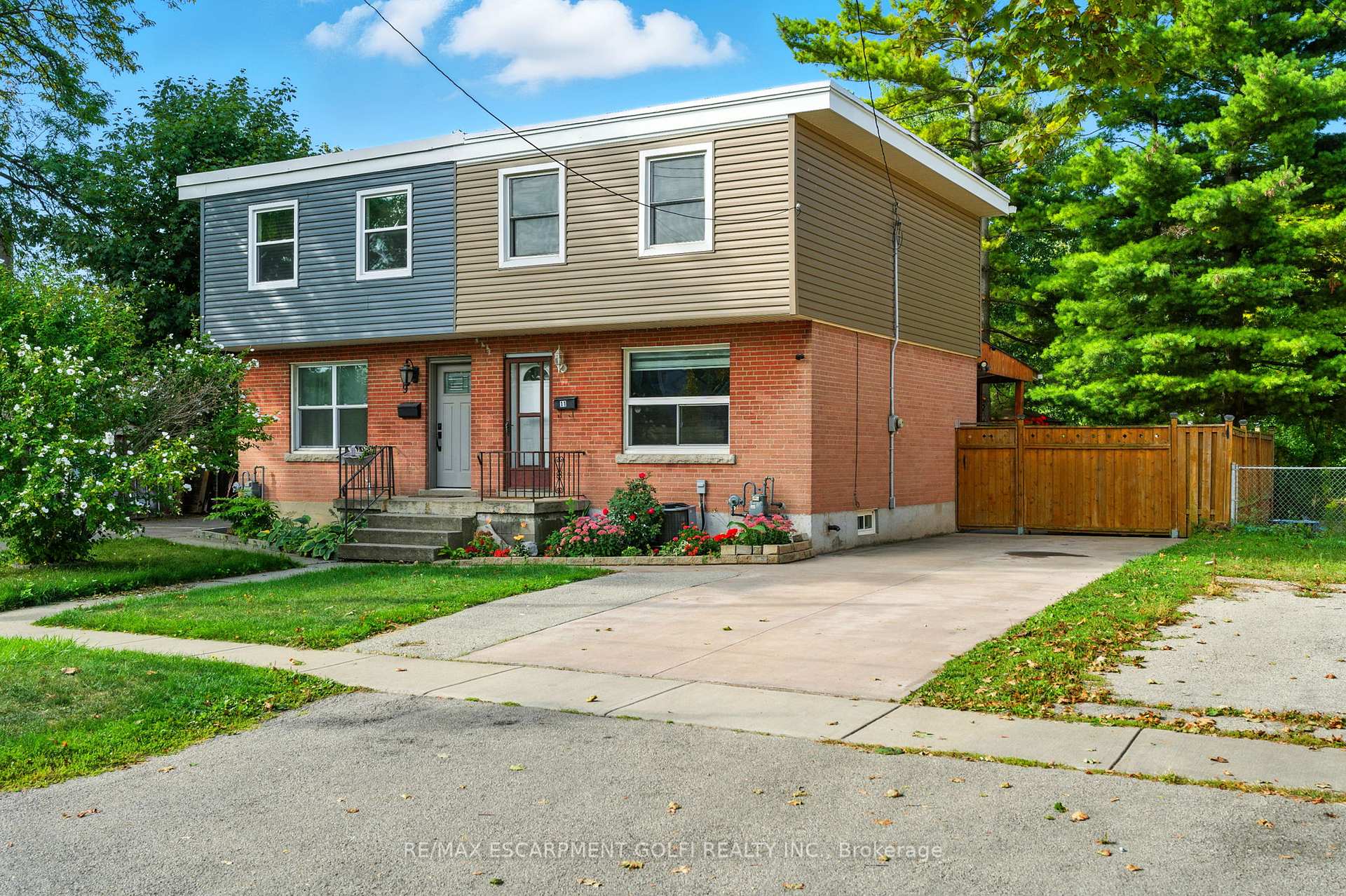 Photo 2 of 11 Eastvale Place, Hamilton, McQuesten — HOMEH