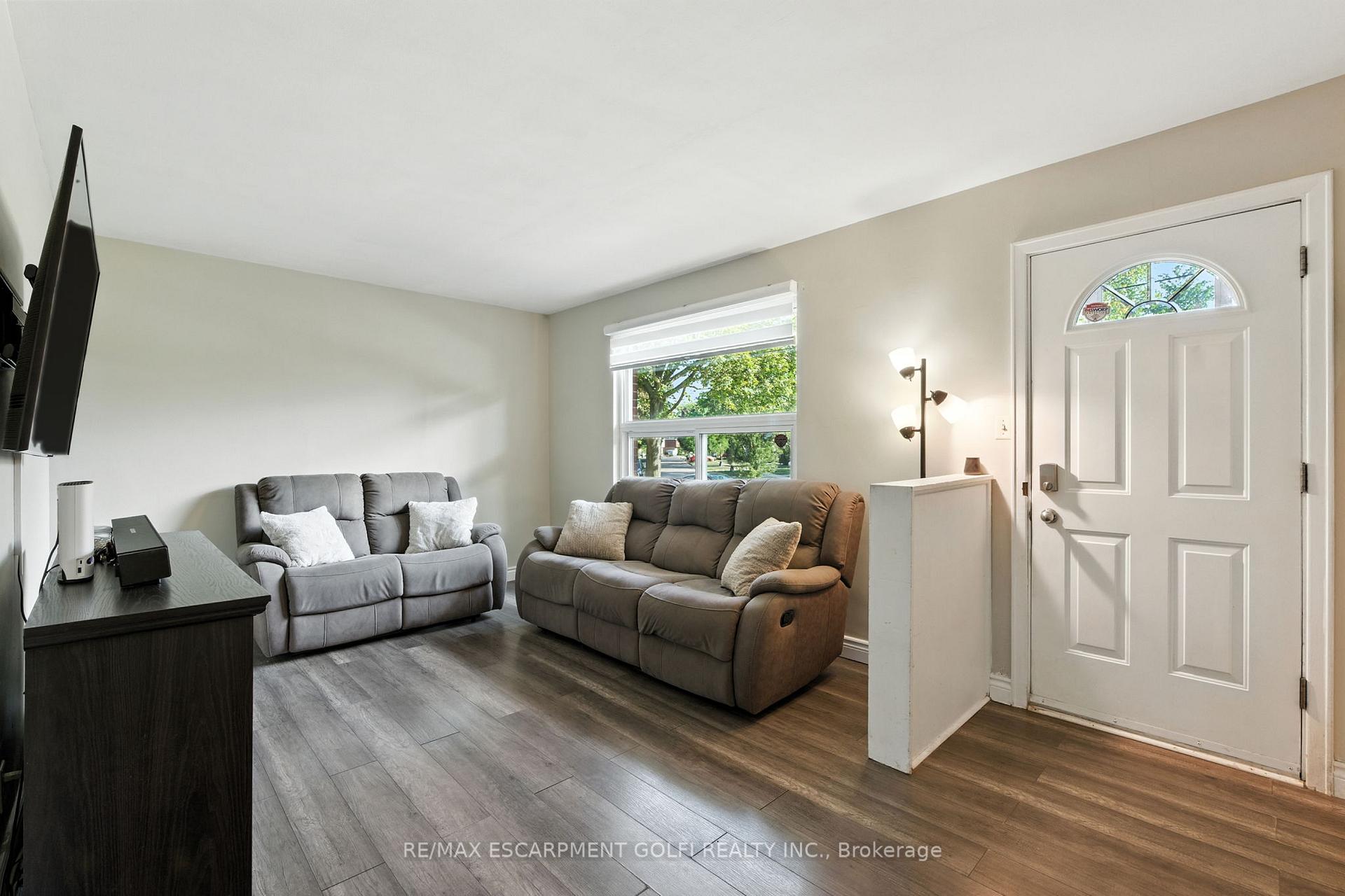 Photo 3 of 11 Eastvale Place, Hamilton, McQuesten — HOMEH