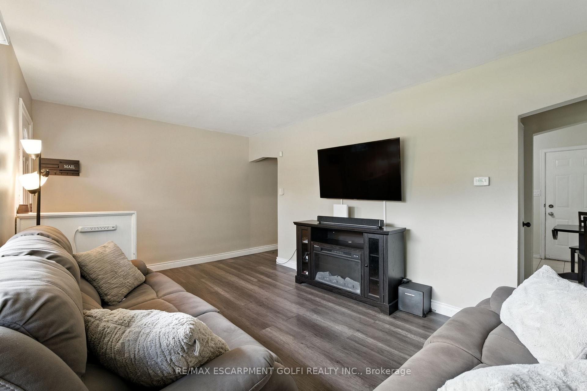 Photo 4 of 11 Eastvale Place, Hamilton, McQuesten — HOMEH