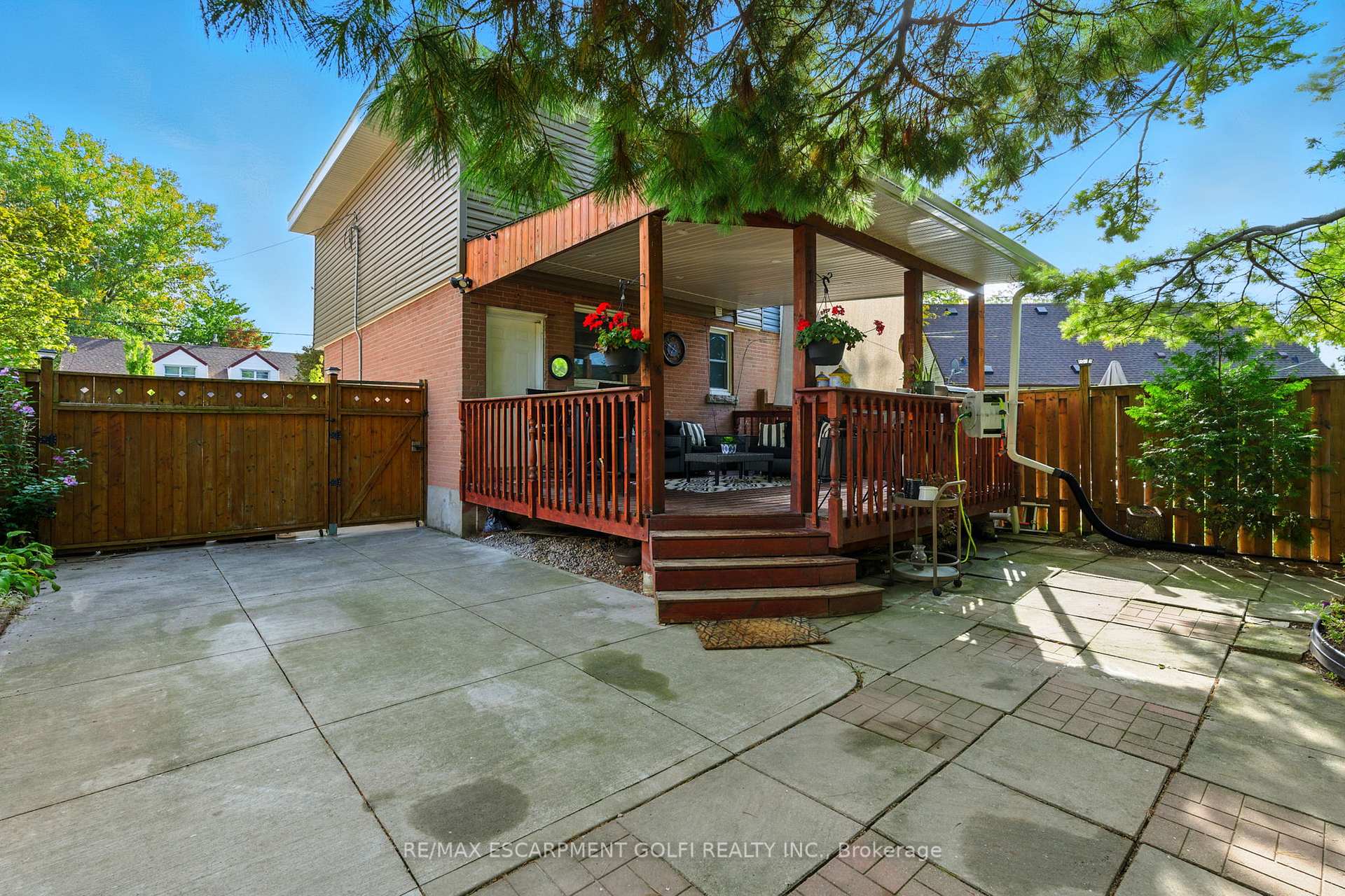 Photo 16 of 11 Eastvale Place, Hamilton, McQuesten — HOMEH