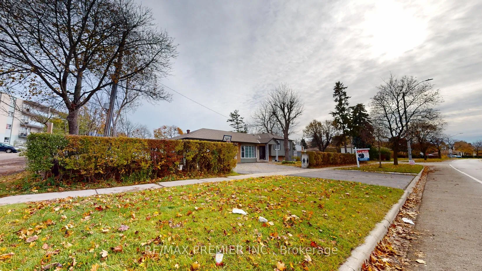 Photo 3 of 425 Balmoral Drive, Brampton, Avondale — HOMEH
