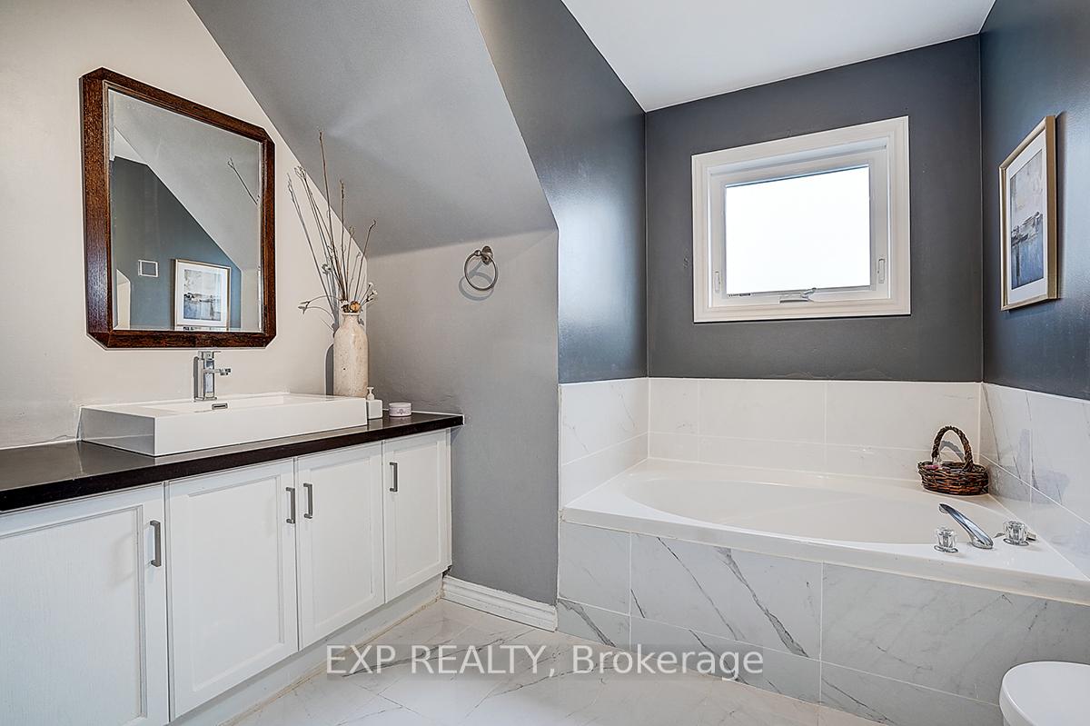 Photo 17 of 35 Luxton Avenue, Aurora, Bayview Wellington — HOMEH