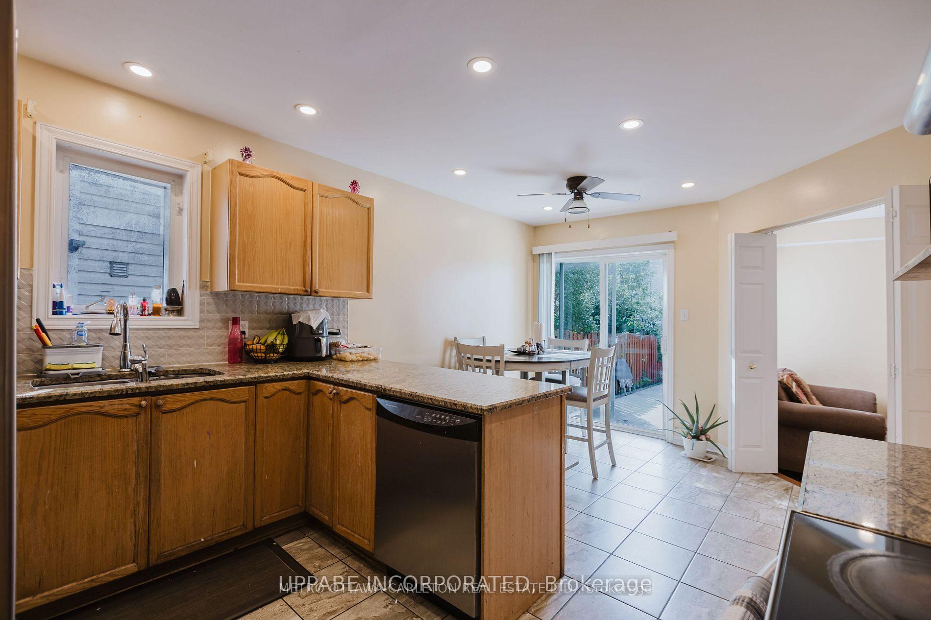 Photo 17 of 28 Armagh Way, Ottawa, Barrhaven - Longfields — HOMEH