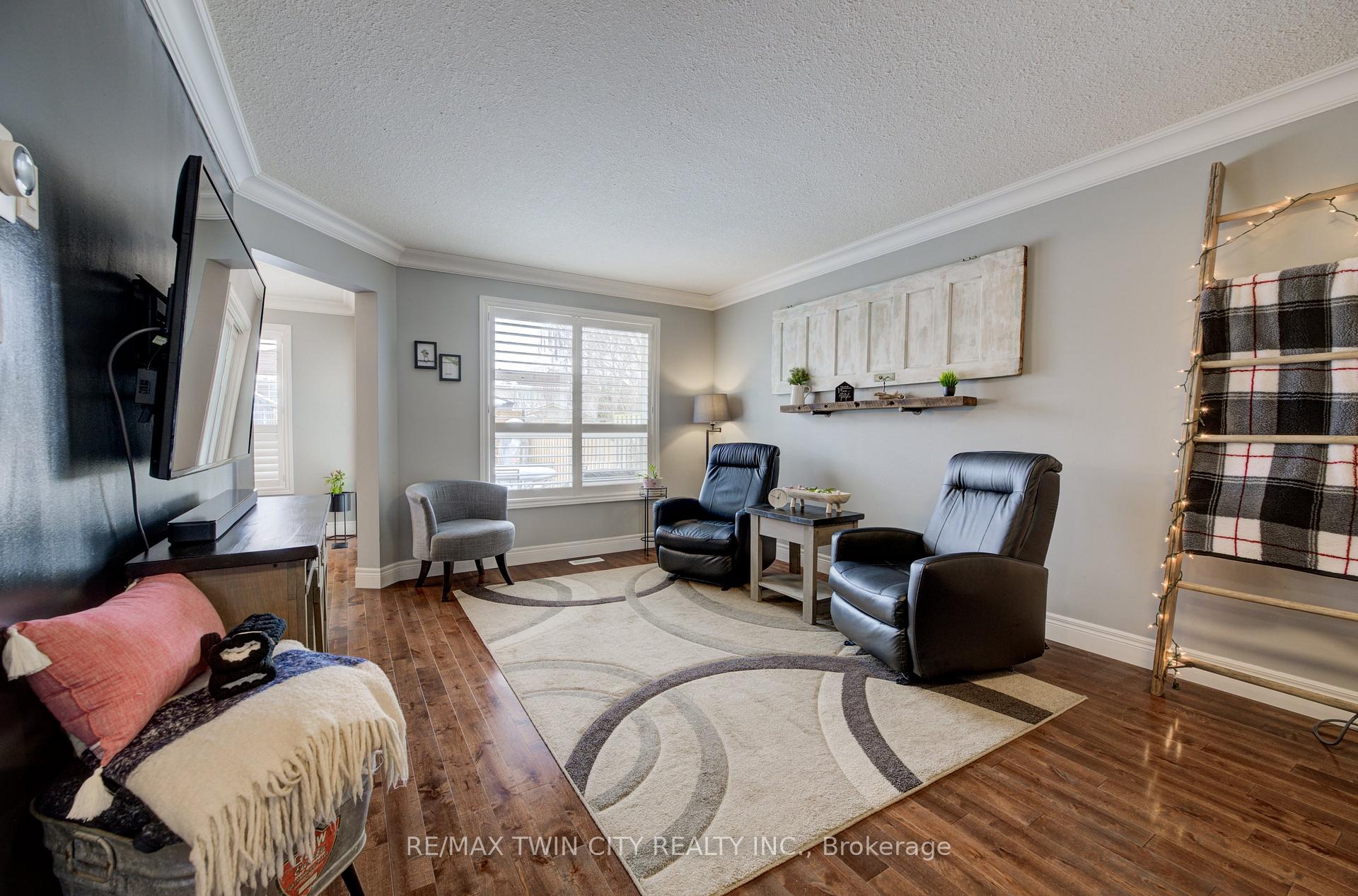 Photo 4 of 124 Whittaker Crescent, Cambridge — HOMEH