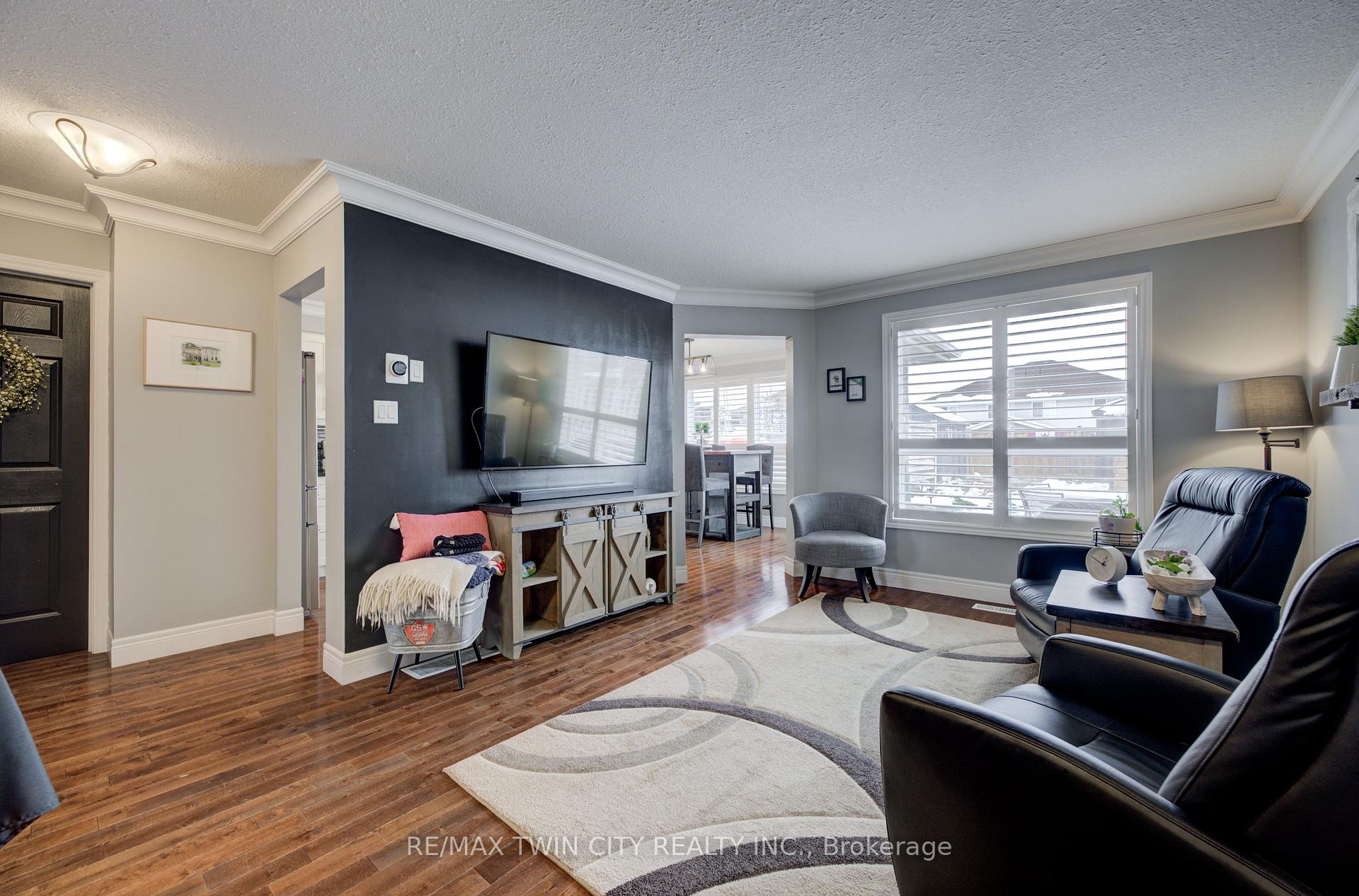 Photo 5 of 124 Whittaker Crescent, Cambridge — HOMEH
