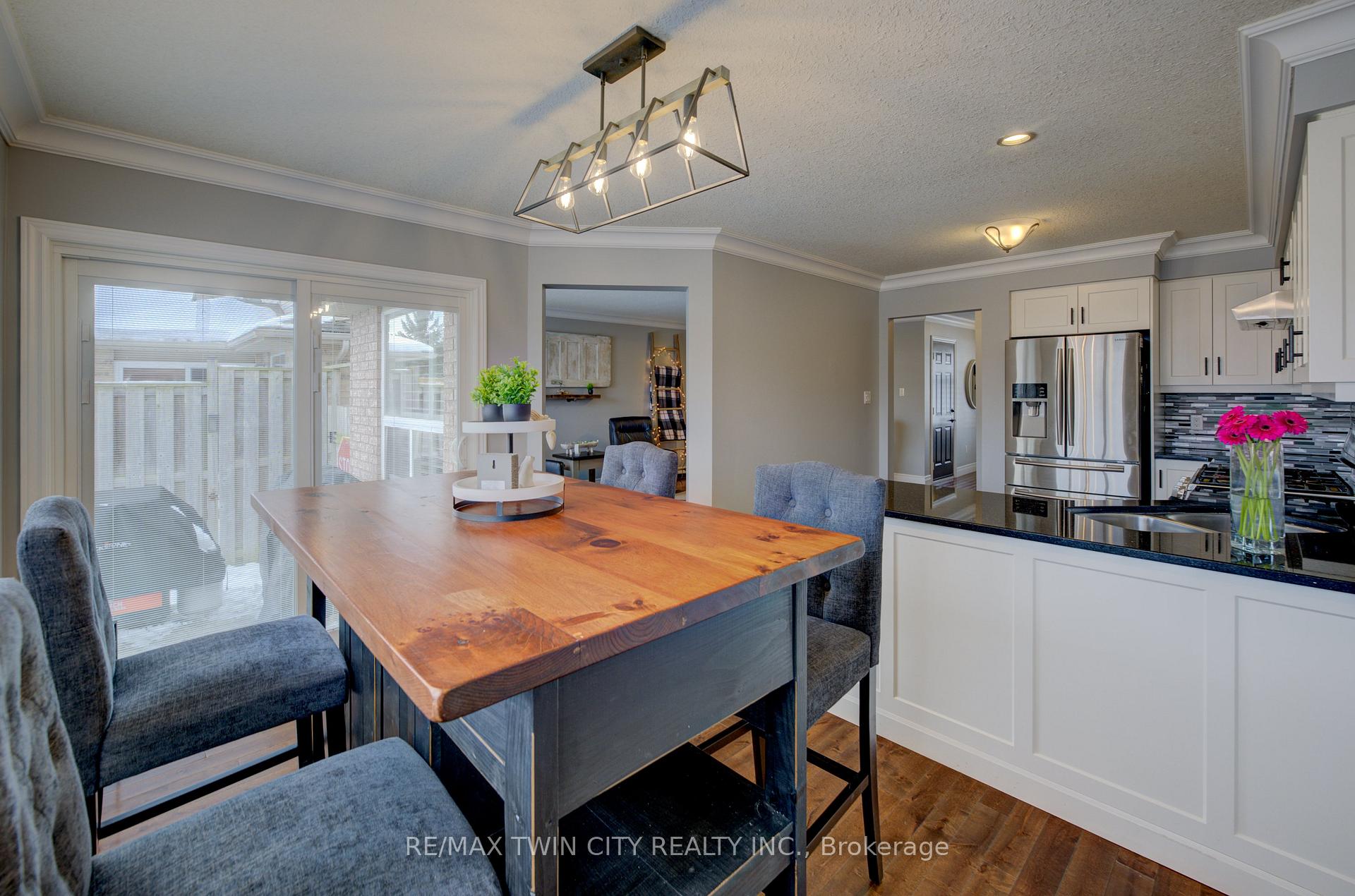 Photo 10 of 124 Whittaker Crescent, Cambridge — HOMEH
