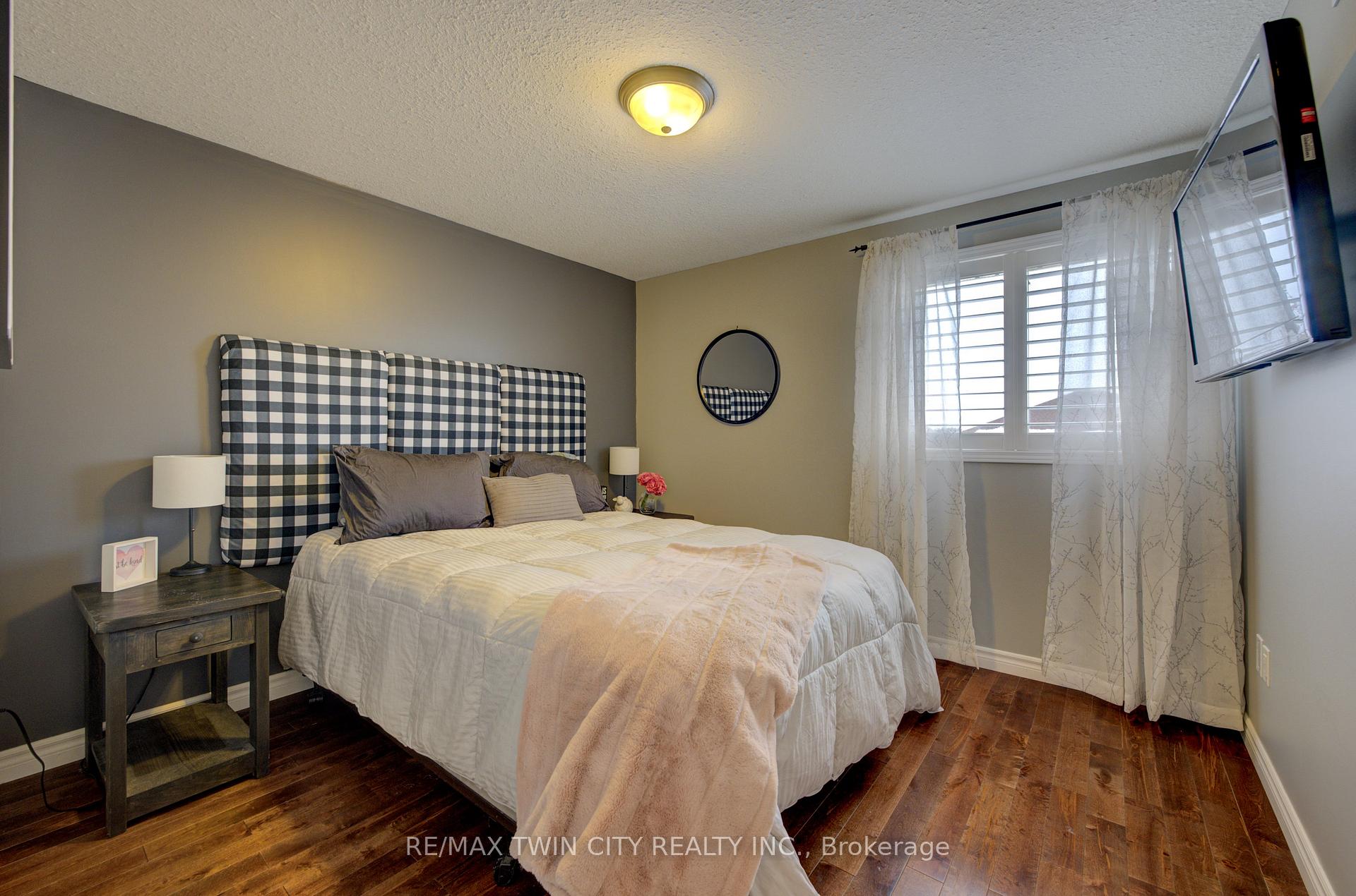 Photo 12 of 124 Whittaker Crescent, Cambridge — HOMEH