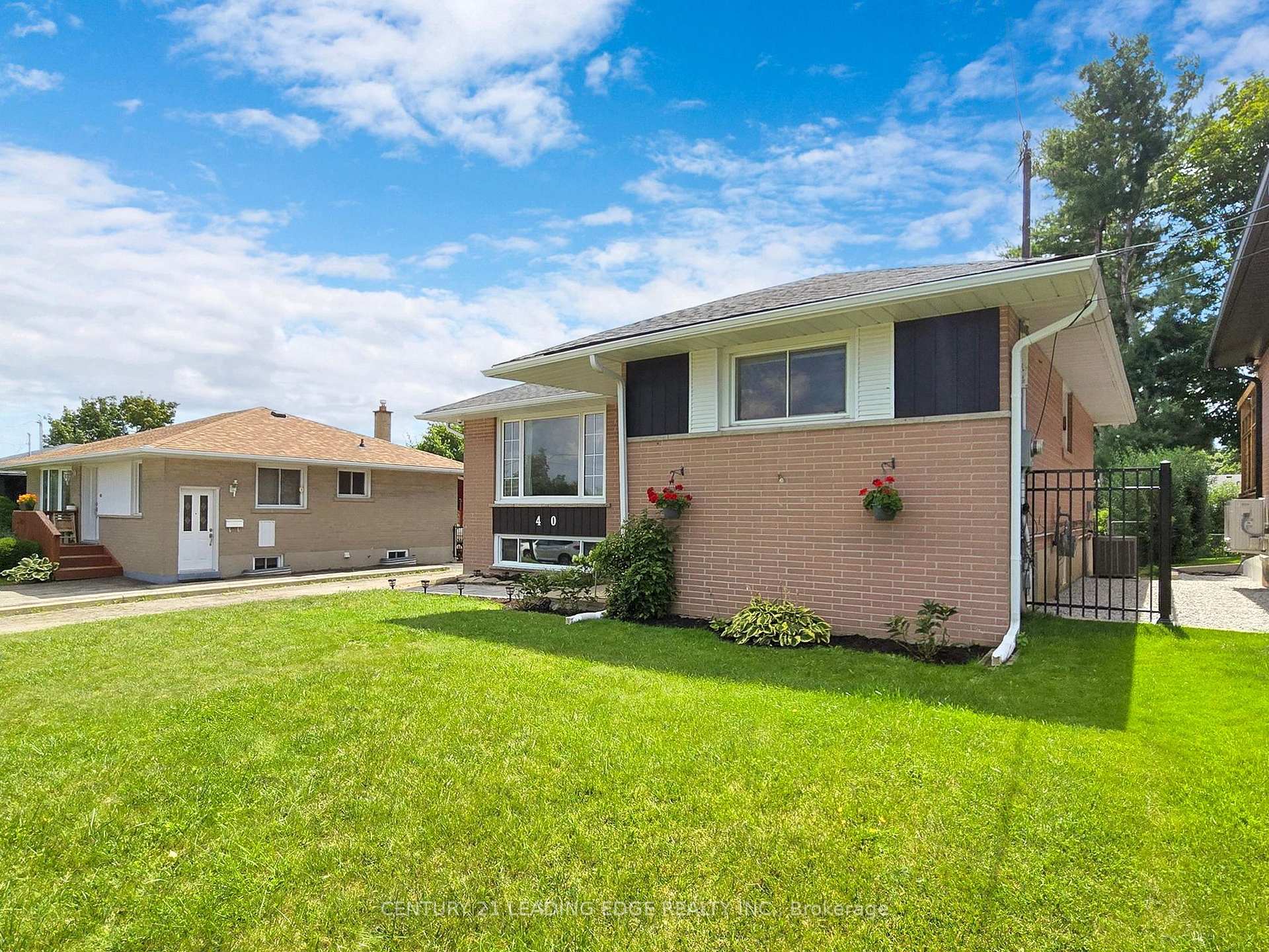 Photo 2 of 40 Stevens Crescent, Halton Hills, Georgetown — HOMEH