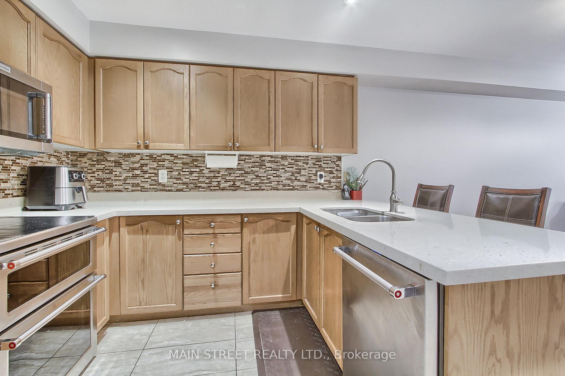 Photo 10 of 70 Crittenden Drive, Georgina, Keswick South — HOMEH