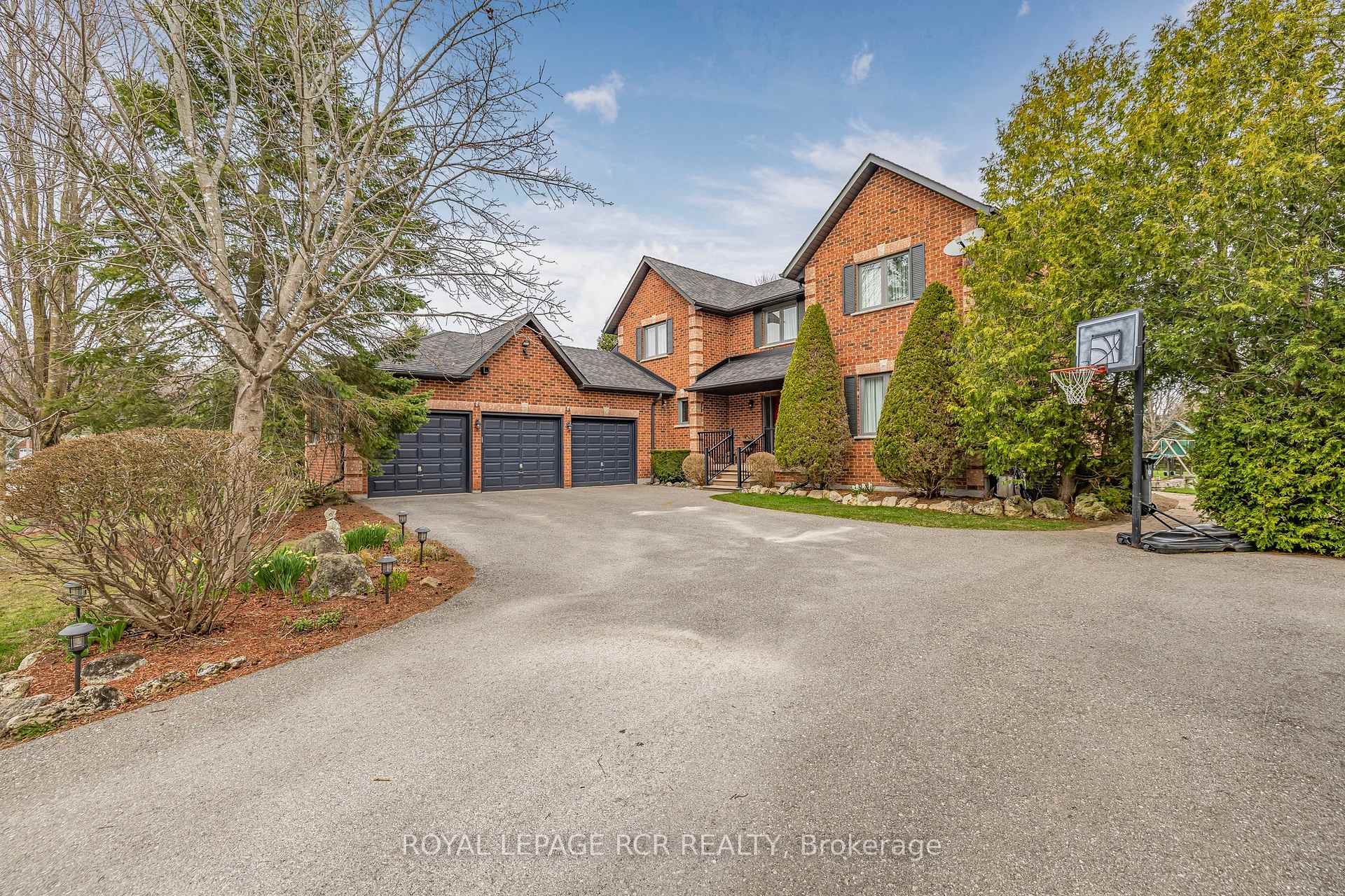Photo 2 of 7 Summergate Court, Caledon, Caledon East — HOMEH