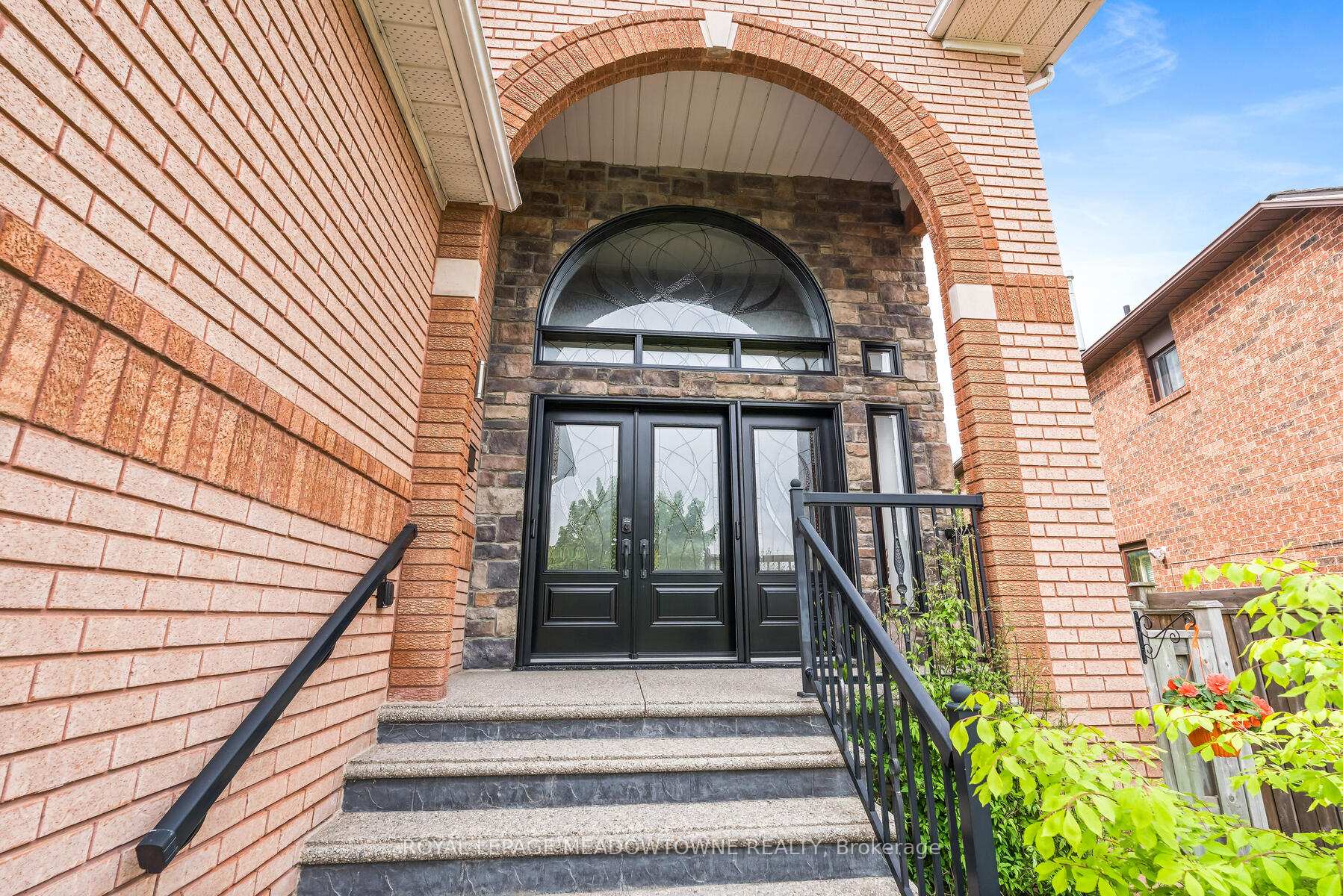 Photo 2 of 34 Hepburn Crescent, Halton Hills, Georgetown — HOMEH