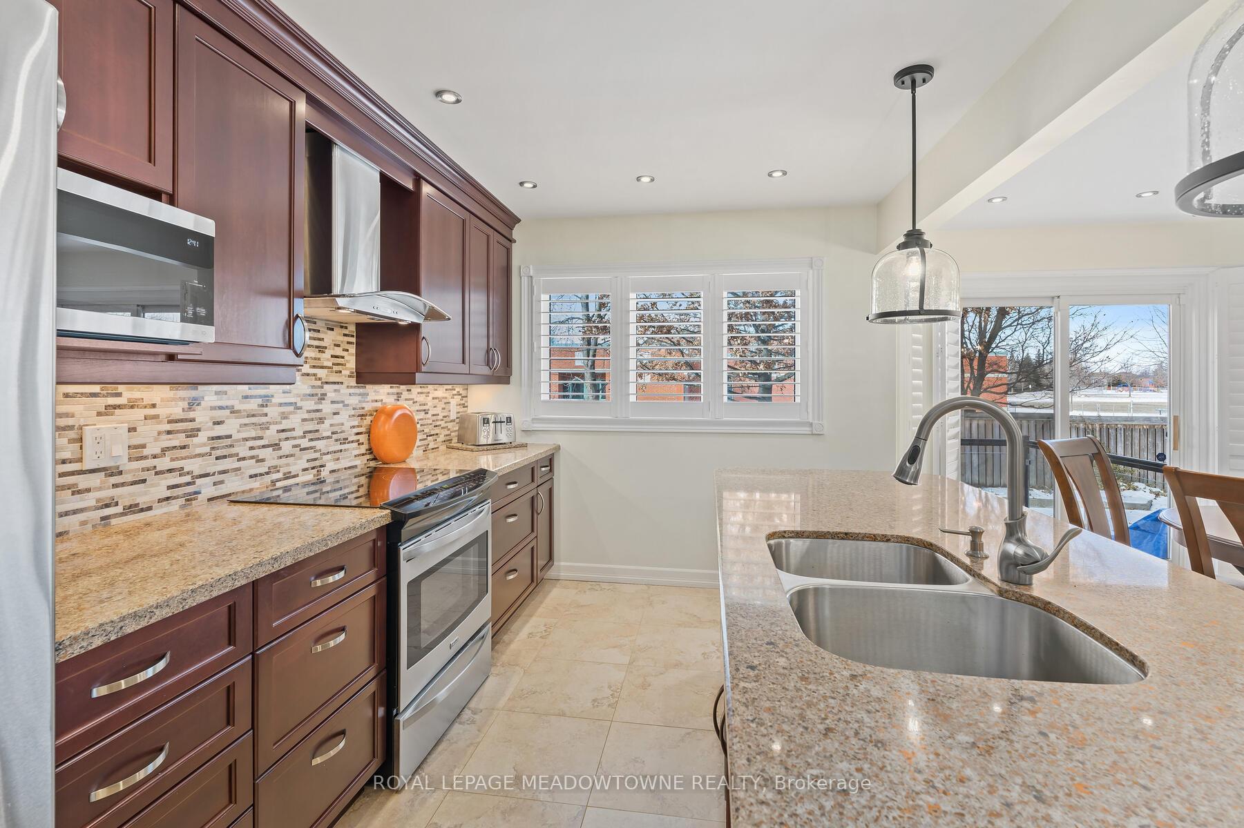 Photo 10 of 34 Hepburn Crescent, Halton Hills, Georgetown — HOMEH