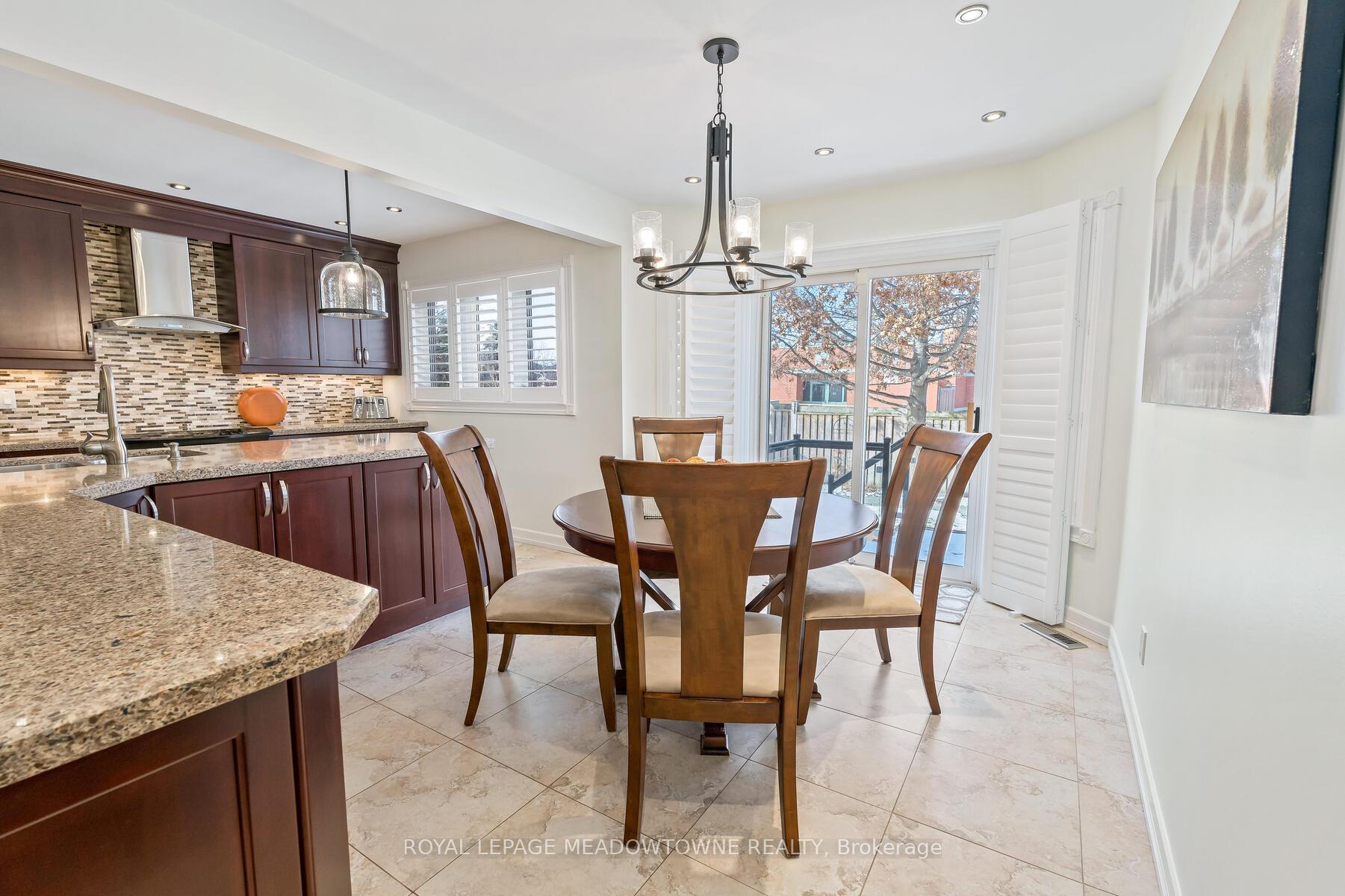 Photo 11 of 34 Hepburn Crescent, Halton Hills, Georgetown — HOMEH
