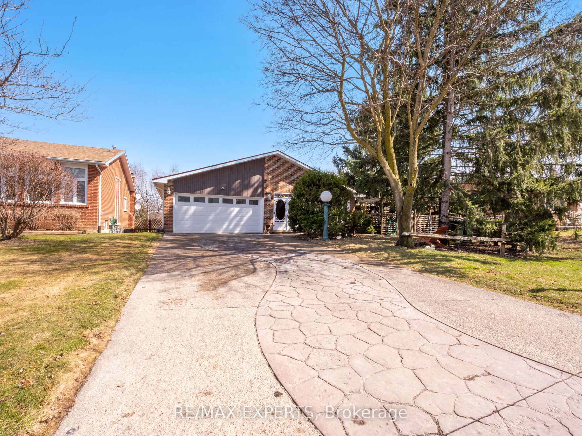 Photo 2 of 215 Ridge Road, Caledon, Bolton West — HOMEH