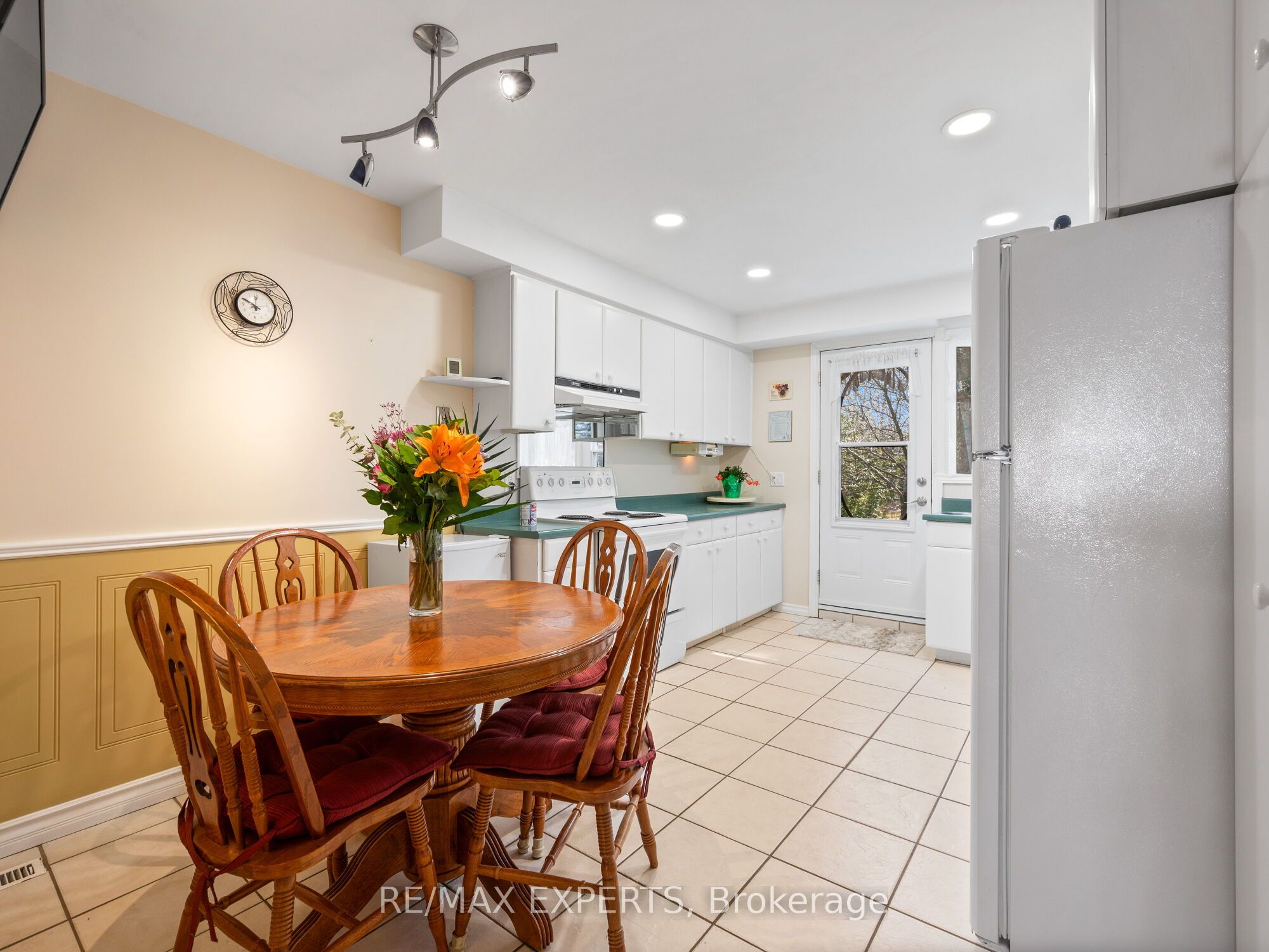 Photo 12 of 215 Ridge Road, Caledon, Bolton West — HOMEH