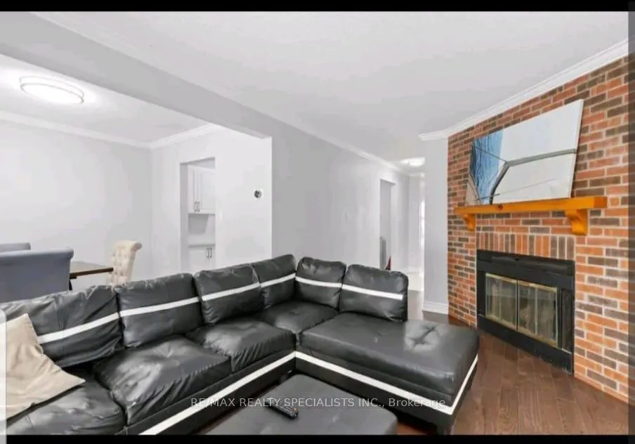 Photo 5 of 30 Adam Street W, Brampton, Heart Lake West — HOMEH