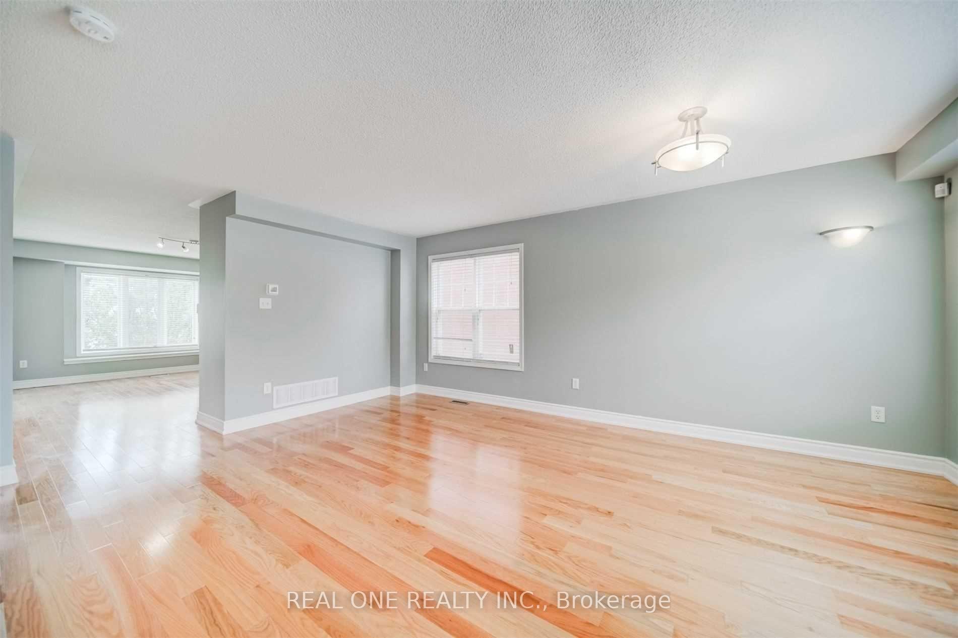Photo 4 of 1364 Goldhawk Trail, Oakville, West Oak Trails — HOMEH