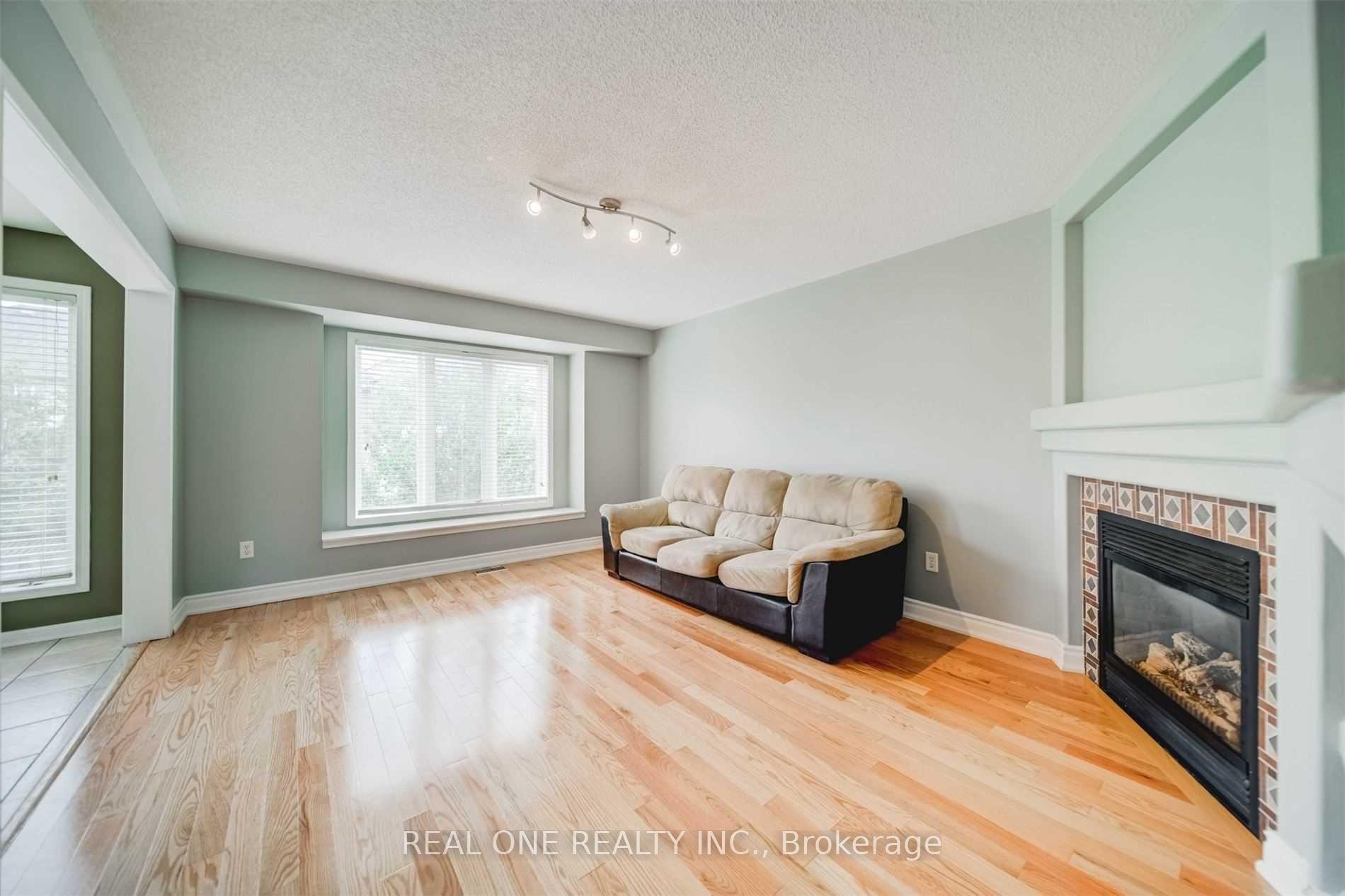 Photo 7 of 1364 Goldhawk Trail, Oakville, West Oak Trails — HOMEH