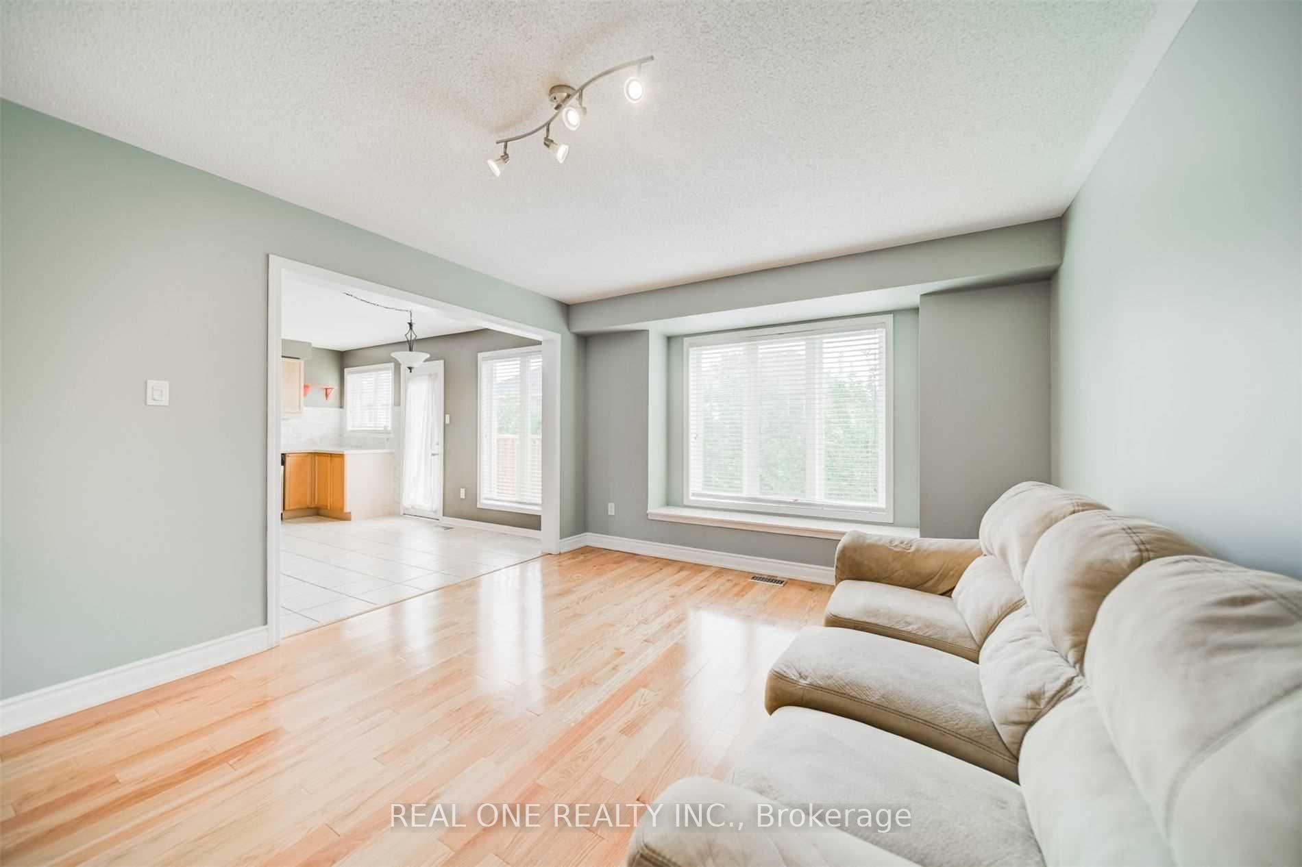 Photo 8 of 1364 Goldhawk Trail, Oakville, West Oak Trails — HOMEH