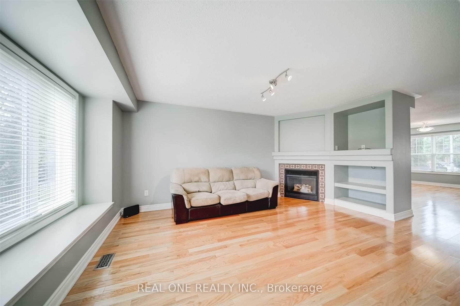 Photo 10 of 1364 Goldhawk Trail, Oakville, West Oak Trails — HOMEH