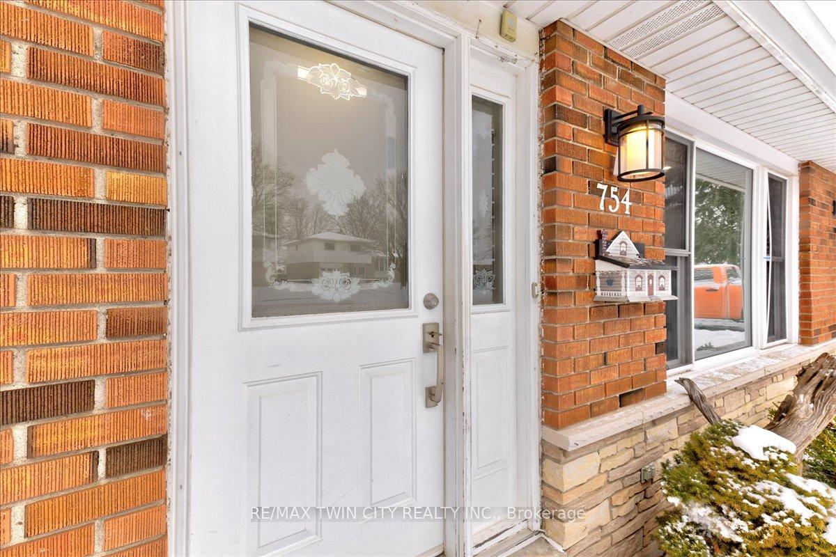 Photo 3 of 754 Kummer Crescent, Cambridge — HOMEH