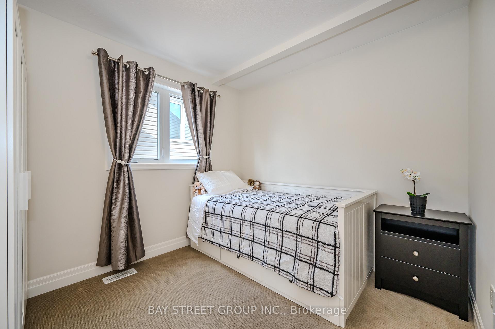 Photo 21 of 30 Samuel Drive, Guelph, Pineridge/Westminster Woods — HOMEH