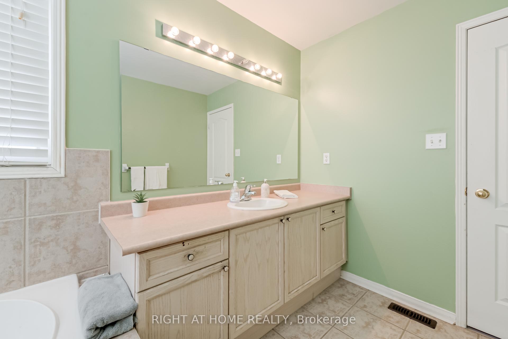 Photo 25 of 12 Joywill Court, Brampton, Fletcher's Meadow — HOMEH