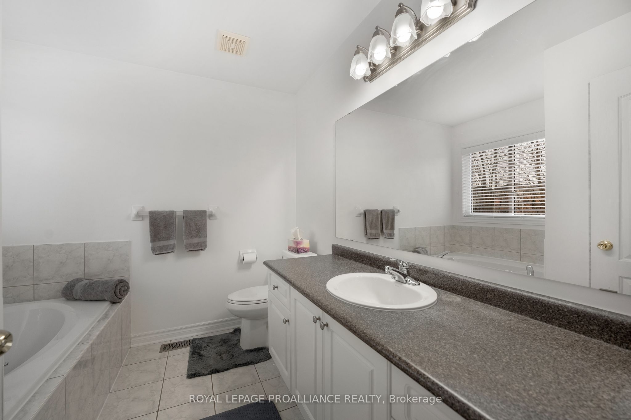 Photo 61 of 1707 Whitestone Drive, Oshawa, Samac — HOMEH