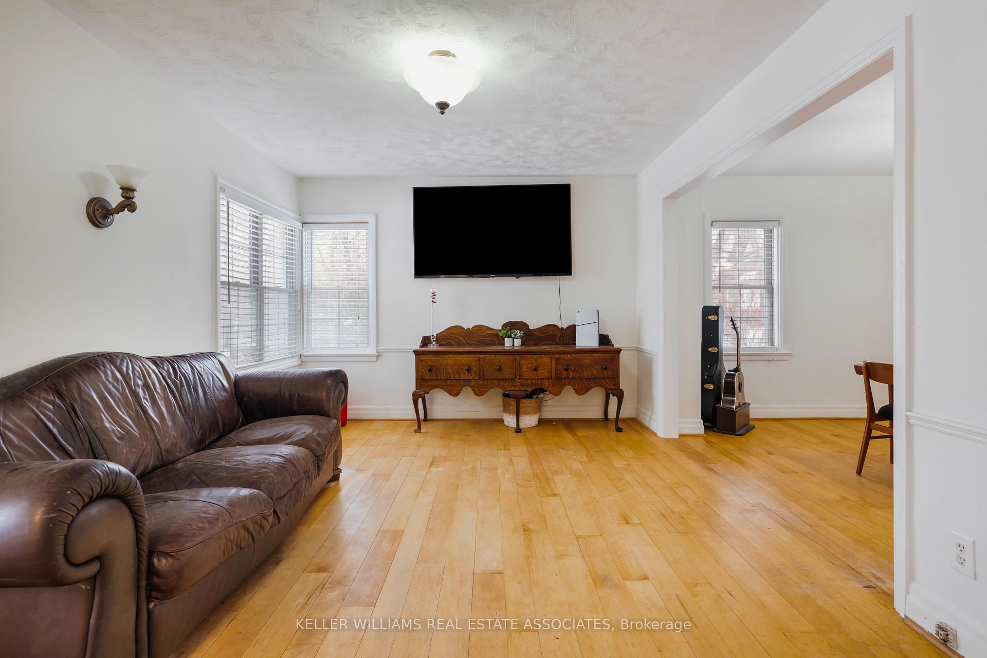 Photo 5 of 22 Mountain Street, Halton Hills, Glen Williams — HOMEH