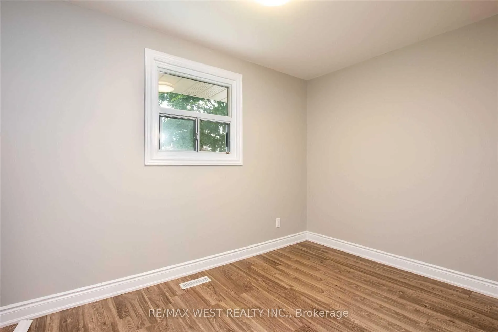 Photo 9 of 24 Gable Drive, Brampton, Madoc — HOMEH