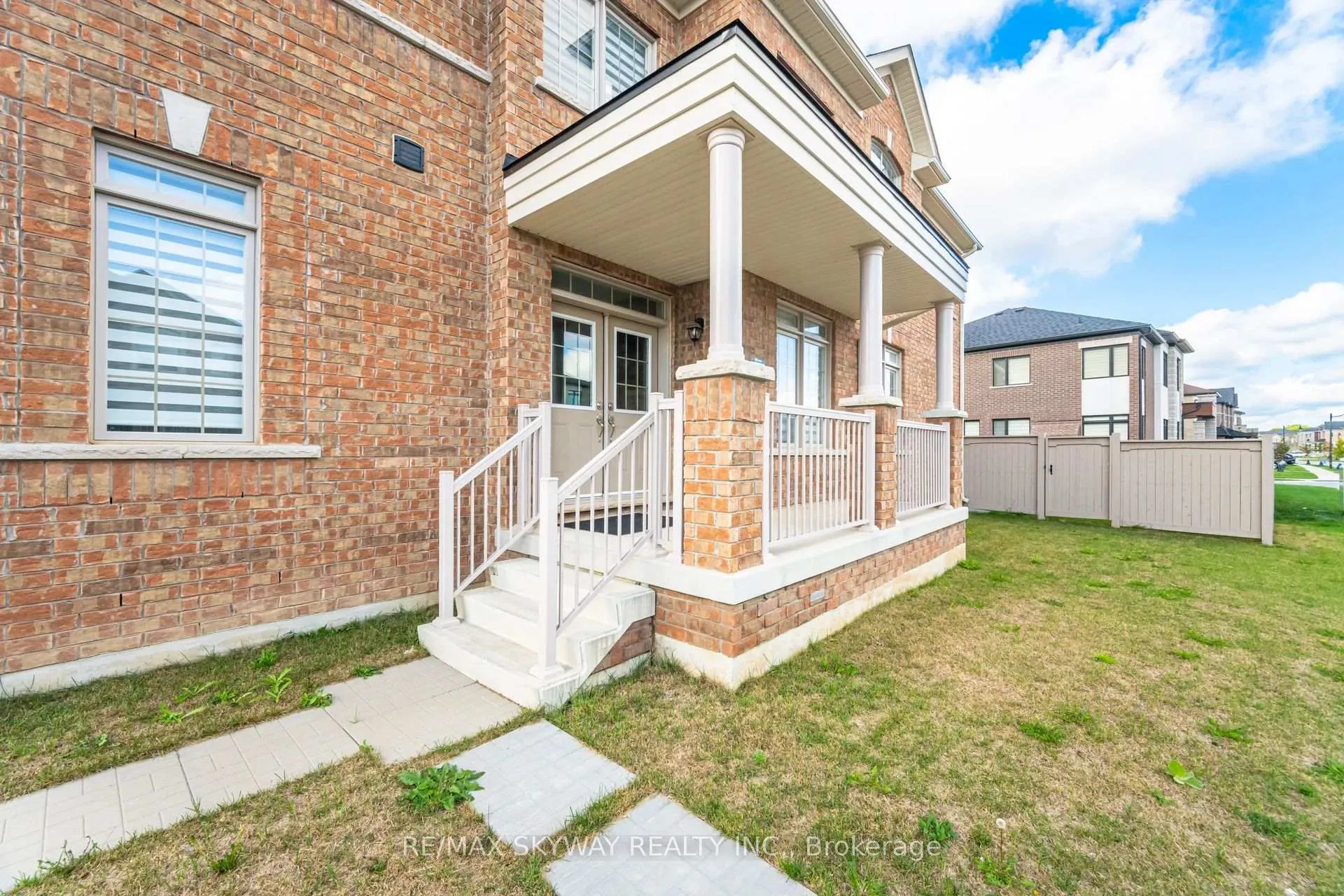 Photo 2 of 68 Pond View Gate, Hamilton, Waterdown — HOMEH