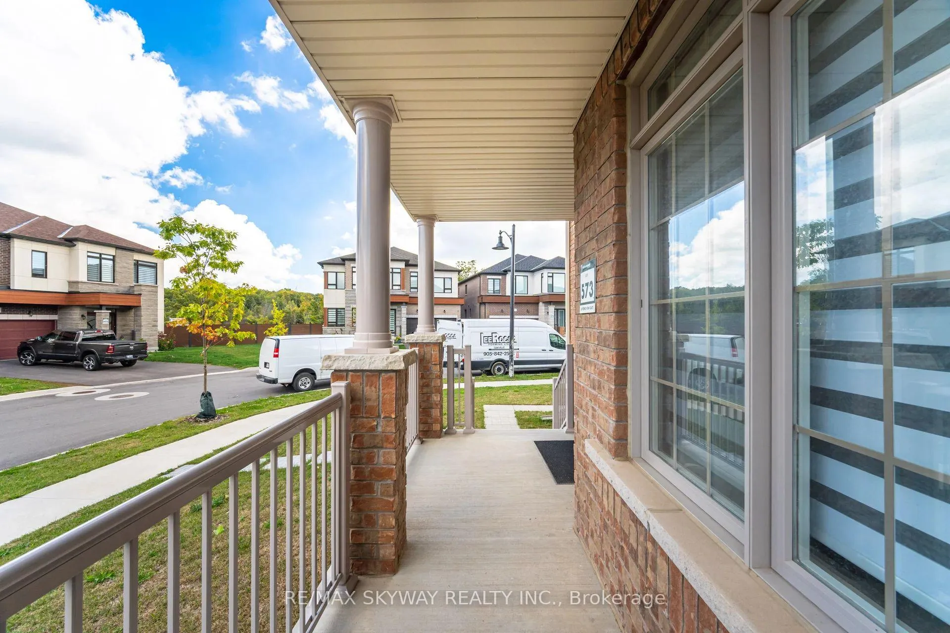 Photo 3 of 68 Pond View Gate, Hamilton, Waterdown — HOMEH
