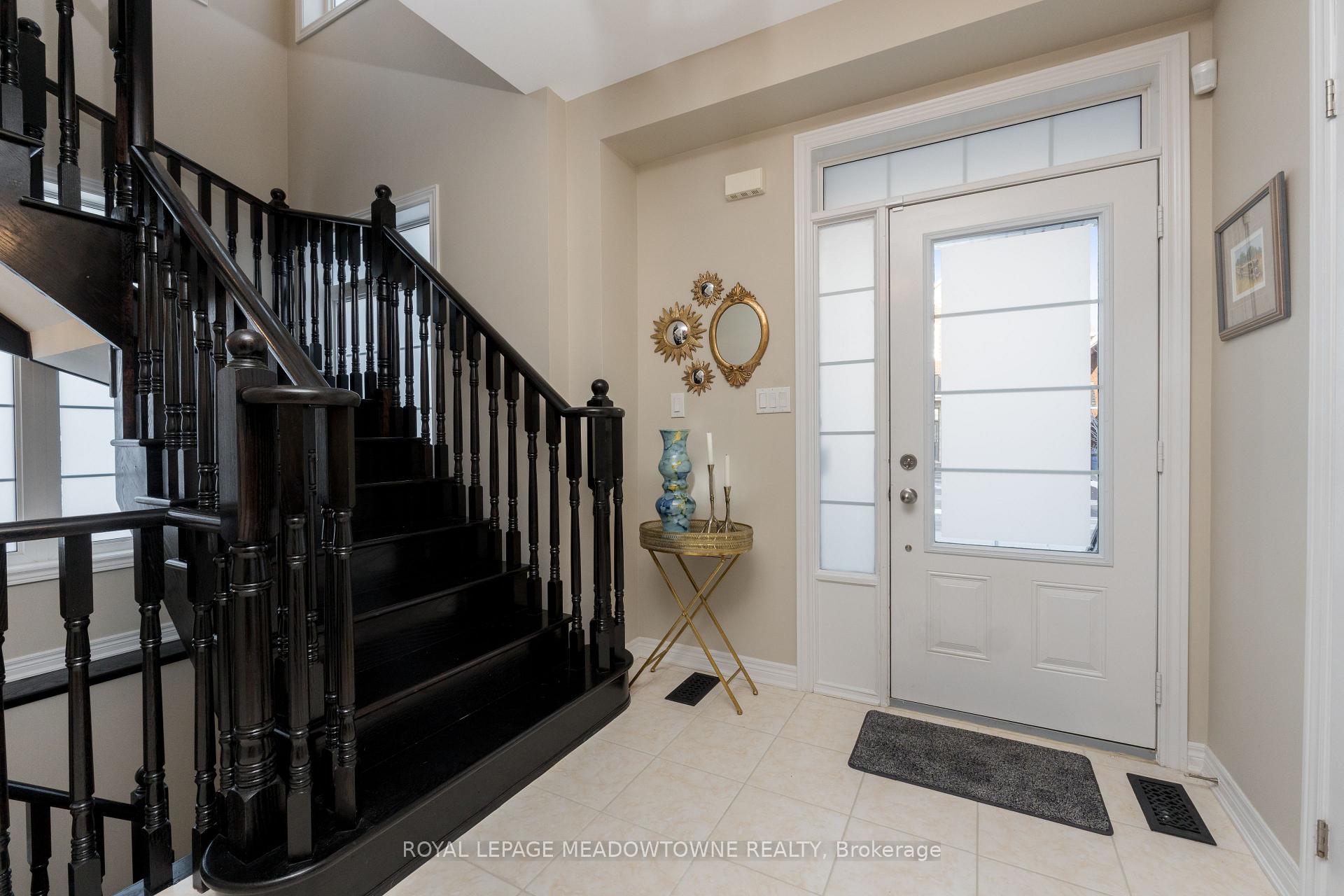 Photo 5 of 2 Sierra Crescent, Halton Hills, Georgetown — HOMEH