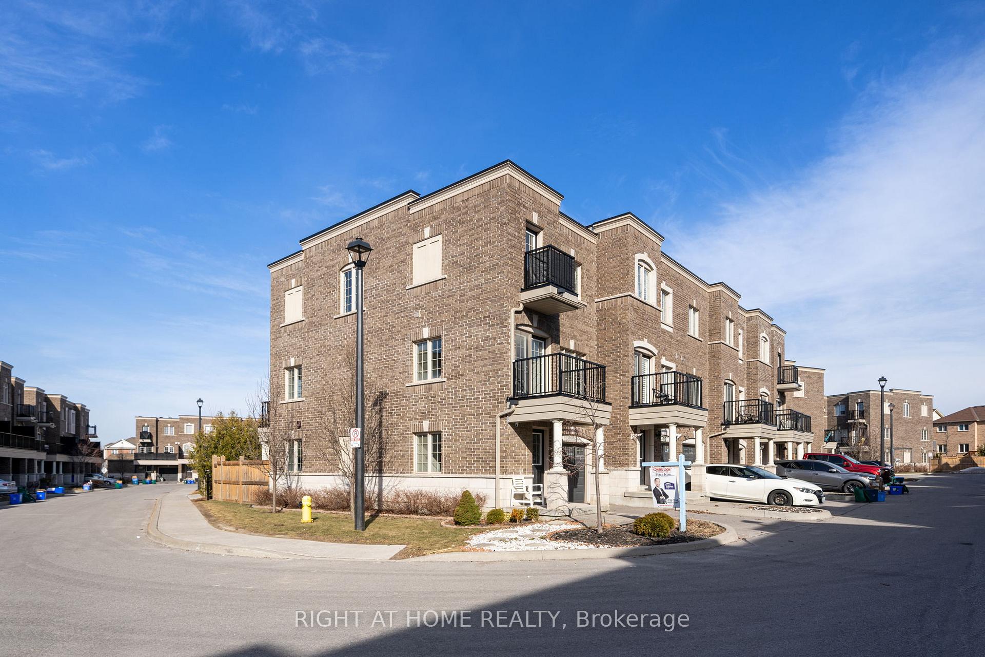 Photo 2 of 53 Ferris Square, Clarington, Courtice — HOMEH