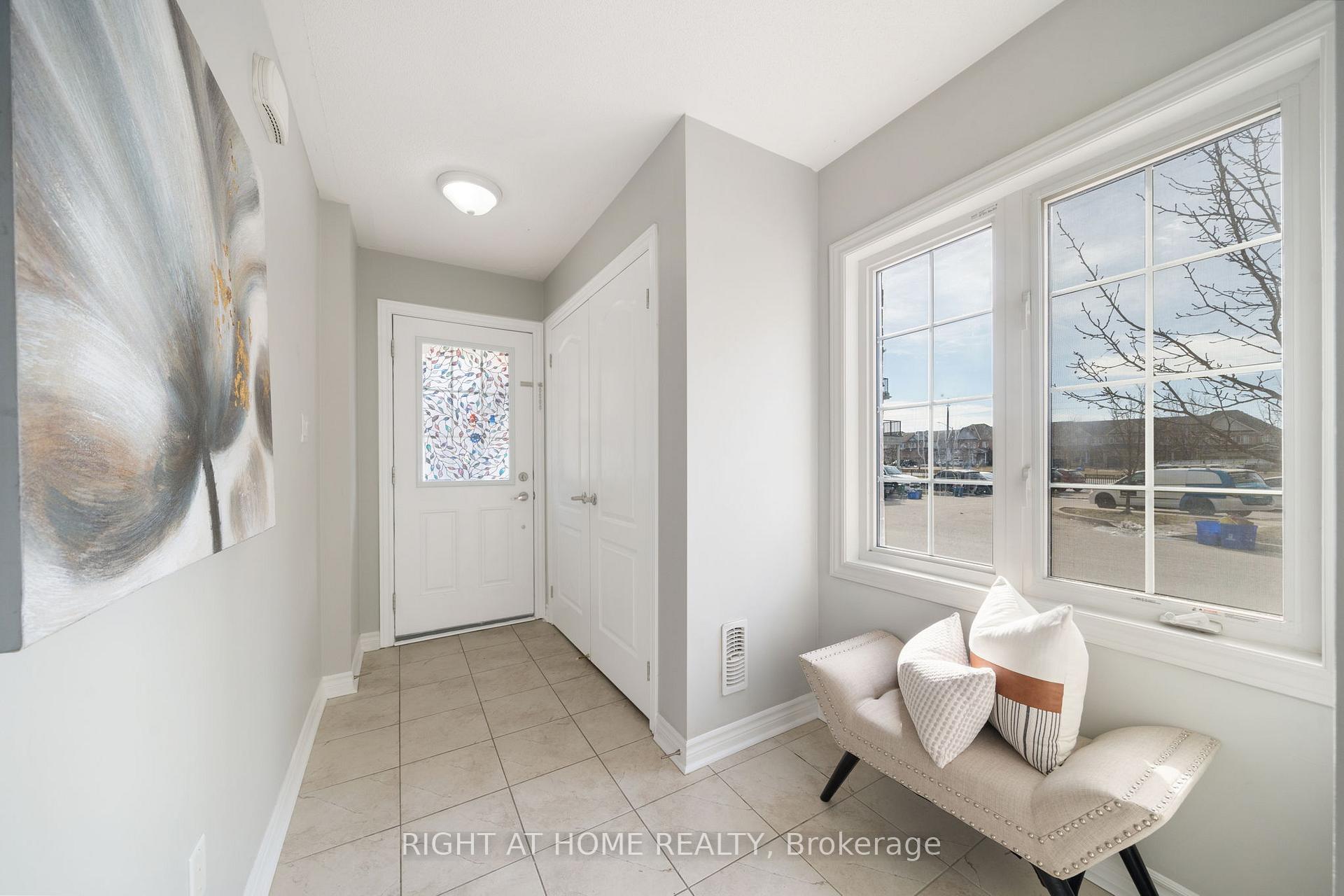 Photo 3 of 53 Ferris Square, Clarington, Courtice — HOMEH