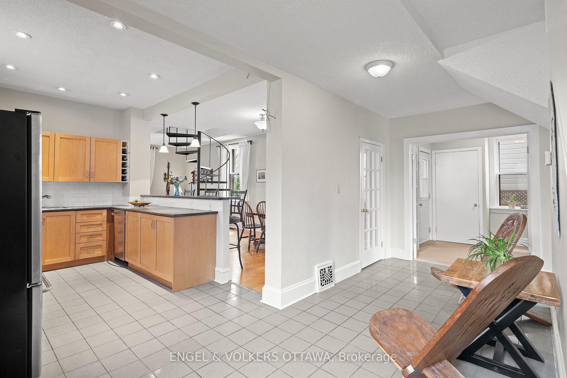 Photo 8 of 674 Melbourne Avenue, Ottawa, Laurentianview — HOMEH